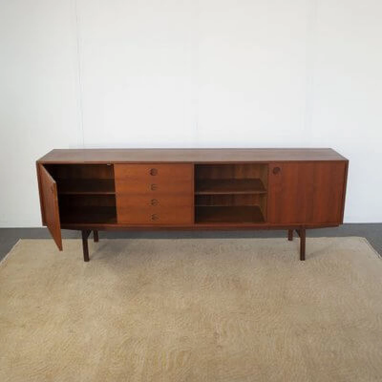 Credenza in noce con ante scorrevoli di Peter Hvidt, anni '60 10