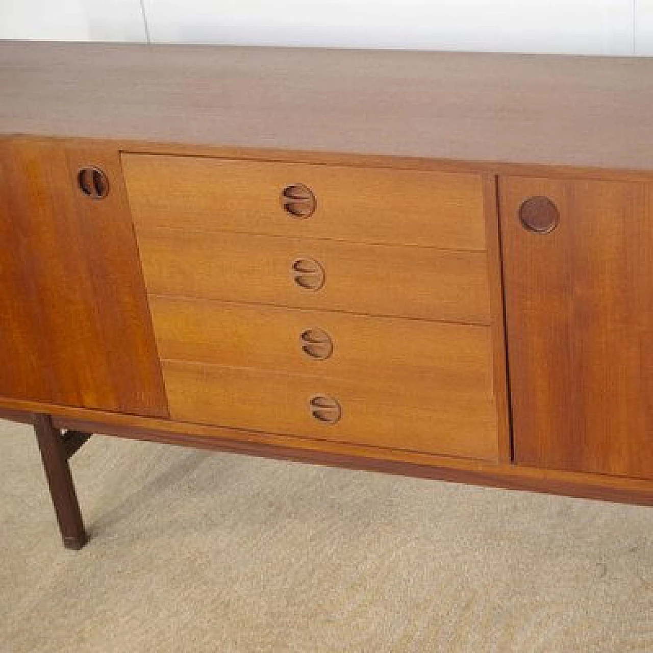 Credenza in noce con ante scorrevoli di Peter Hvidt, anni '60 11