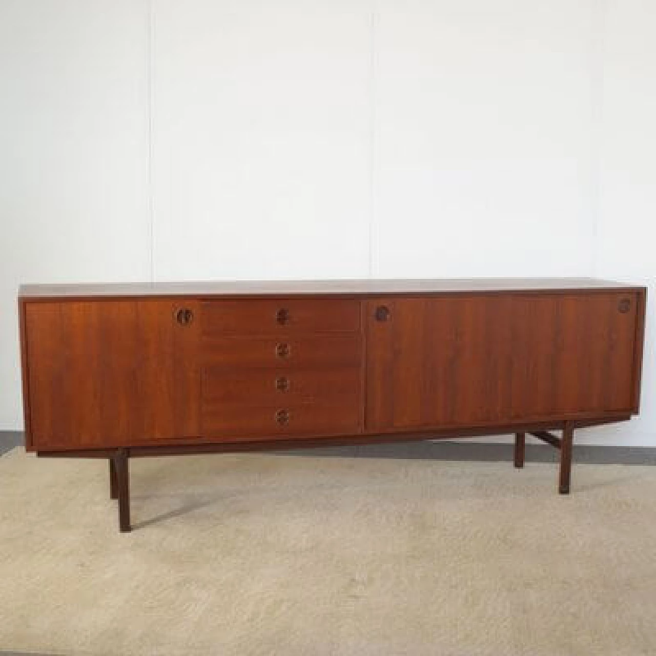 Credenza in noce con ante scorrevoli di Peter Hvidt, anni '60 12