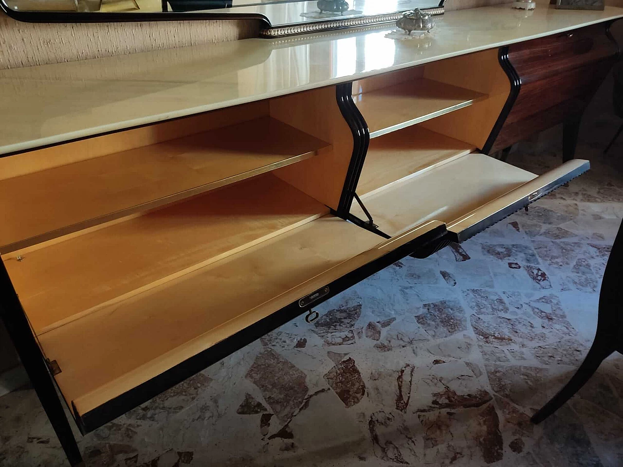 Buffet with mirror in the style of Osvaldo Borsani, 1950s 1