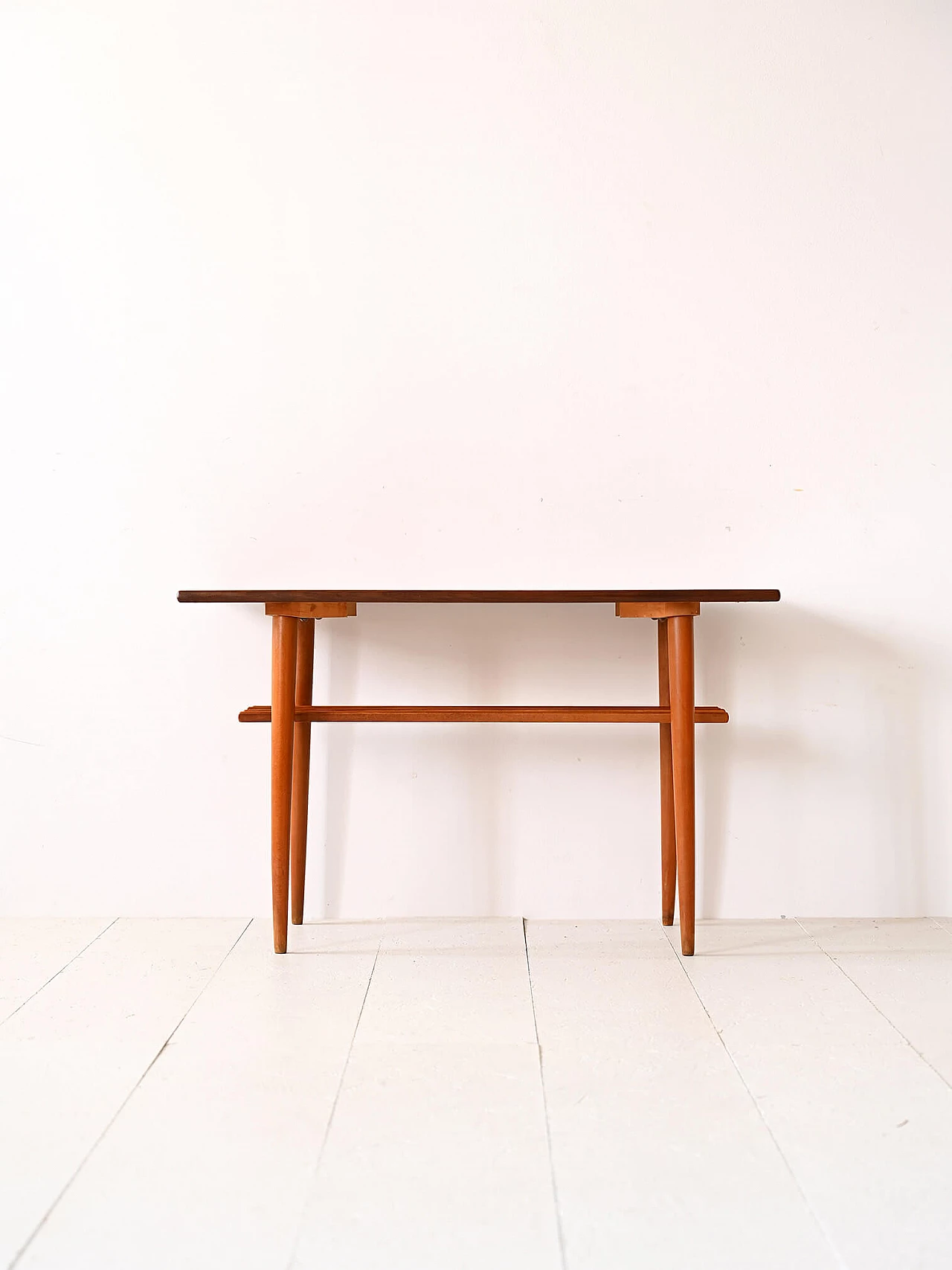 Tavolino da divano in teak e betulla con portariviste, anni '60 1