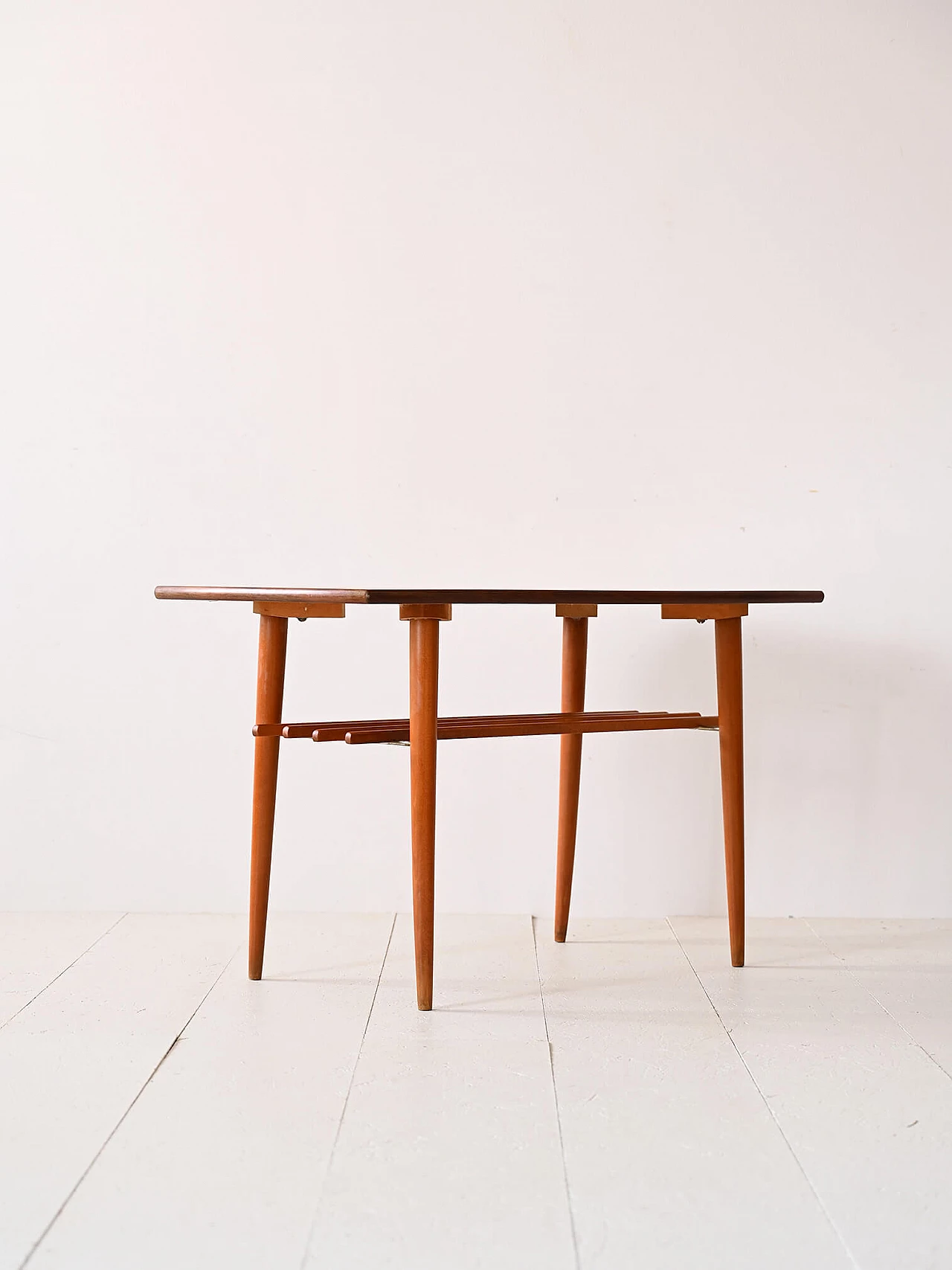 Tavolino da divano in teak e betulla con portariviste, anni '60 3