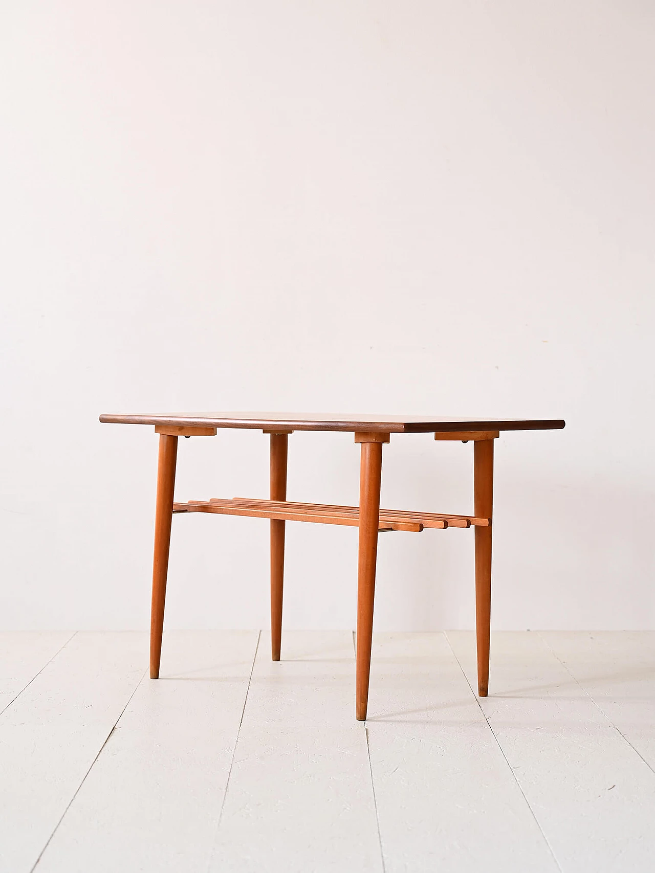 Tavolino da divano in teak e betulla con portariviste, anni '60 4