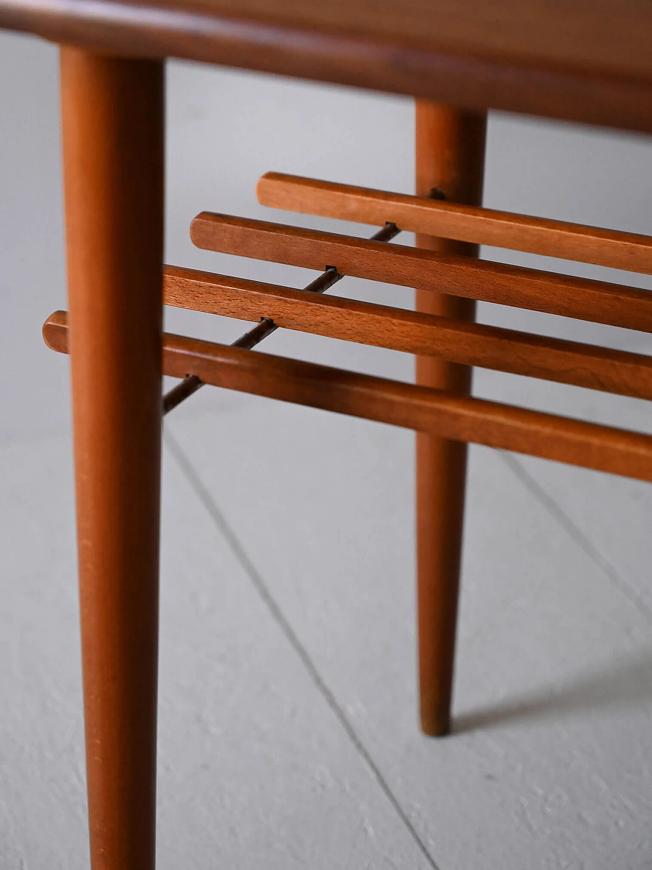 Tavolino da divano in teak e betulla con portariviste, anni '60 6