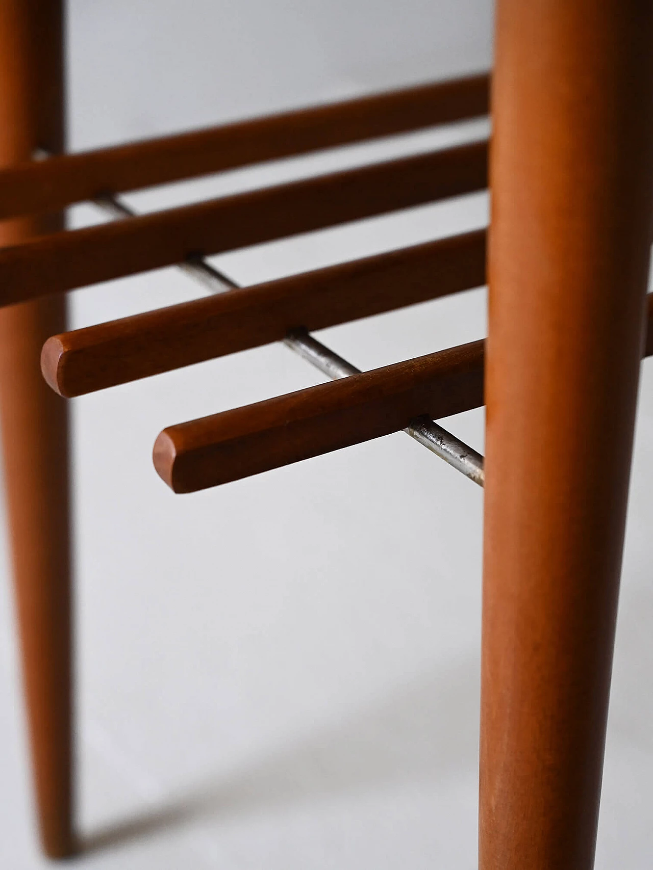 Tavolino da divano in teak e betulla con portariviste, anni '60 7