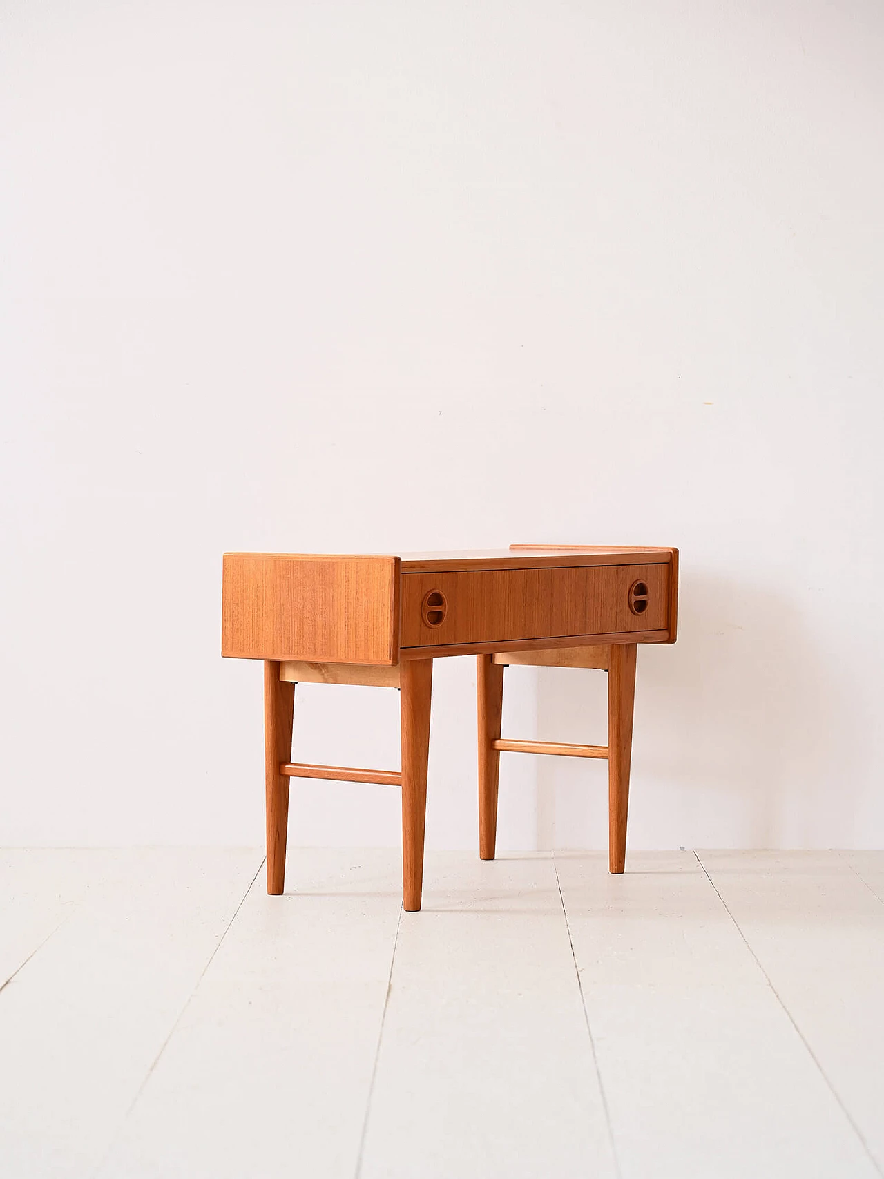 Tavolino scandinavo in teak con cassetto, anni '60 3