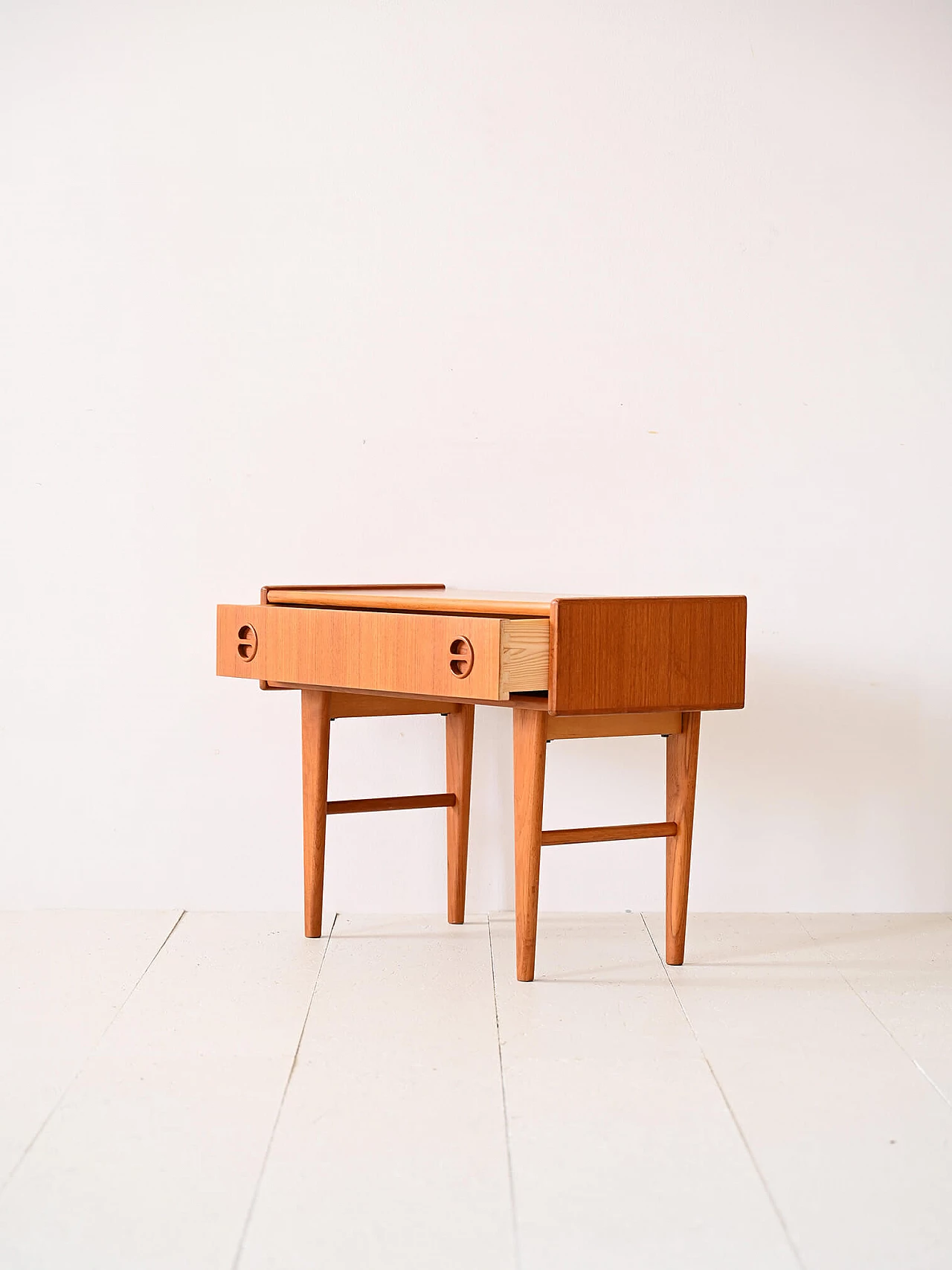 Tavolino scandinavo in teak con cassetto, anni '60 5