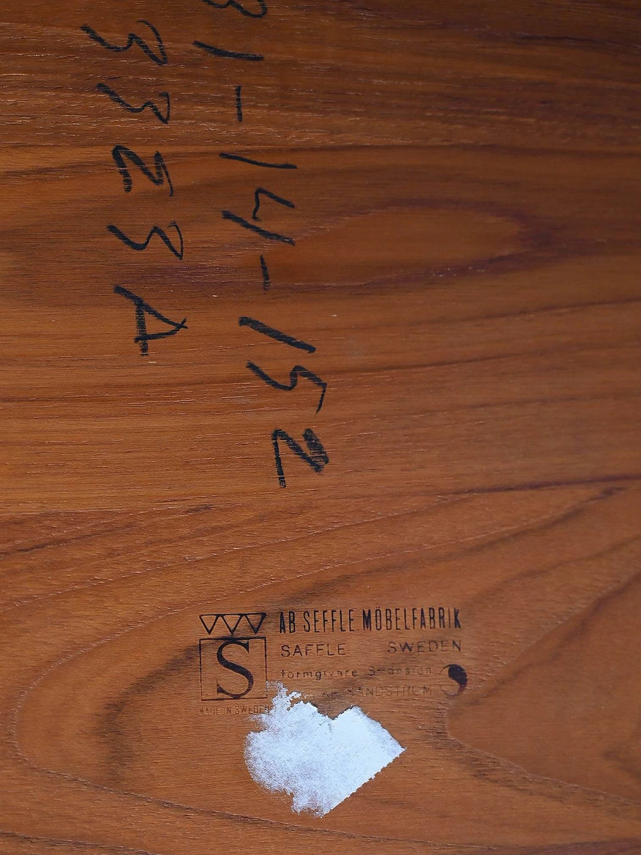 Tavolino scandinavo in teak con dettagli intarsiati, anni '60 9