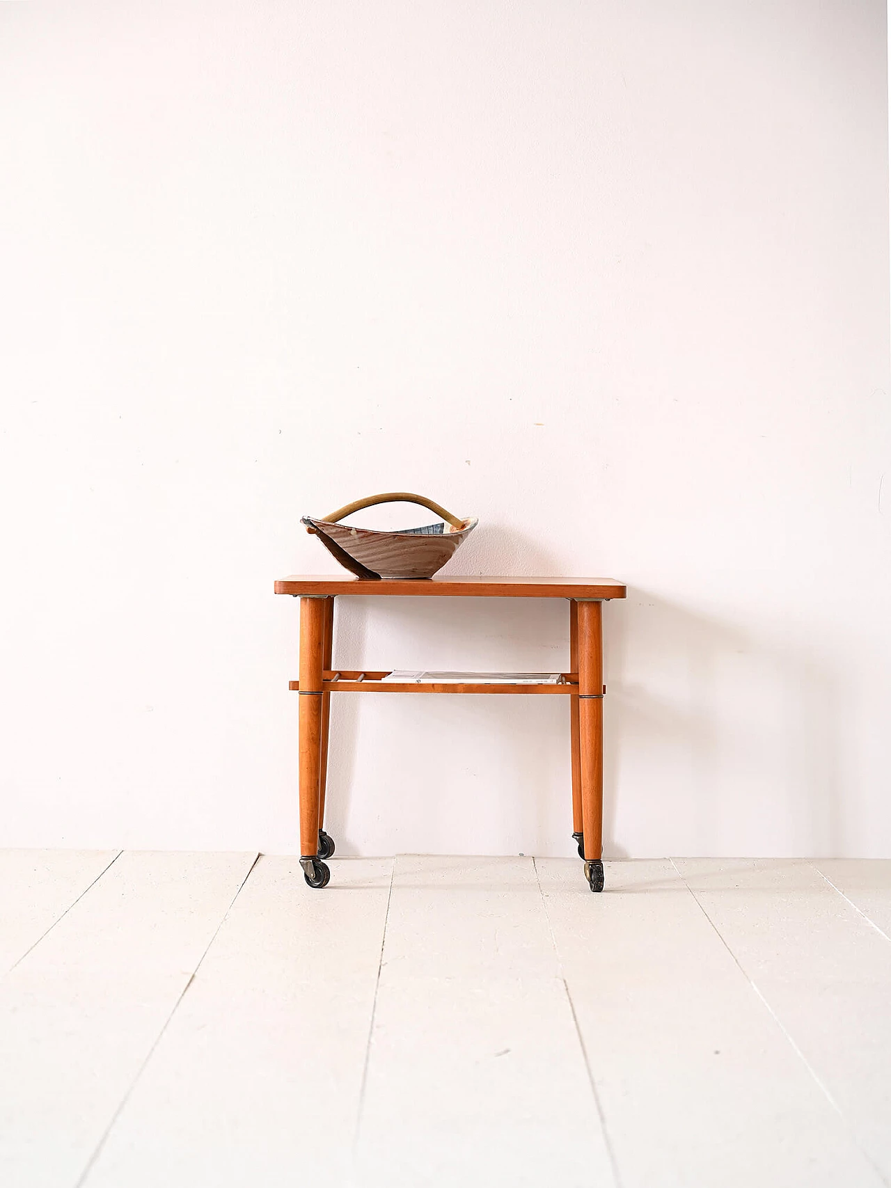Tavolino scandinavo in teak con rotelle, anni '60 1