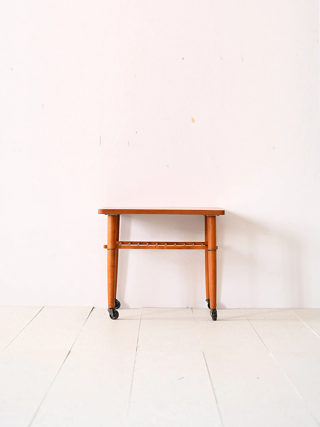 Tavolino scandinavo in teak con rotelle, anni '60 2