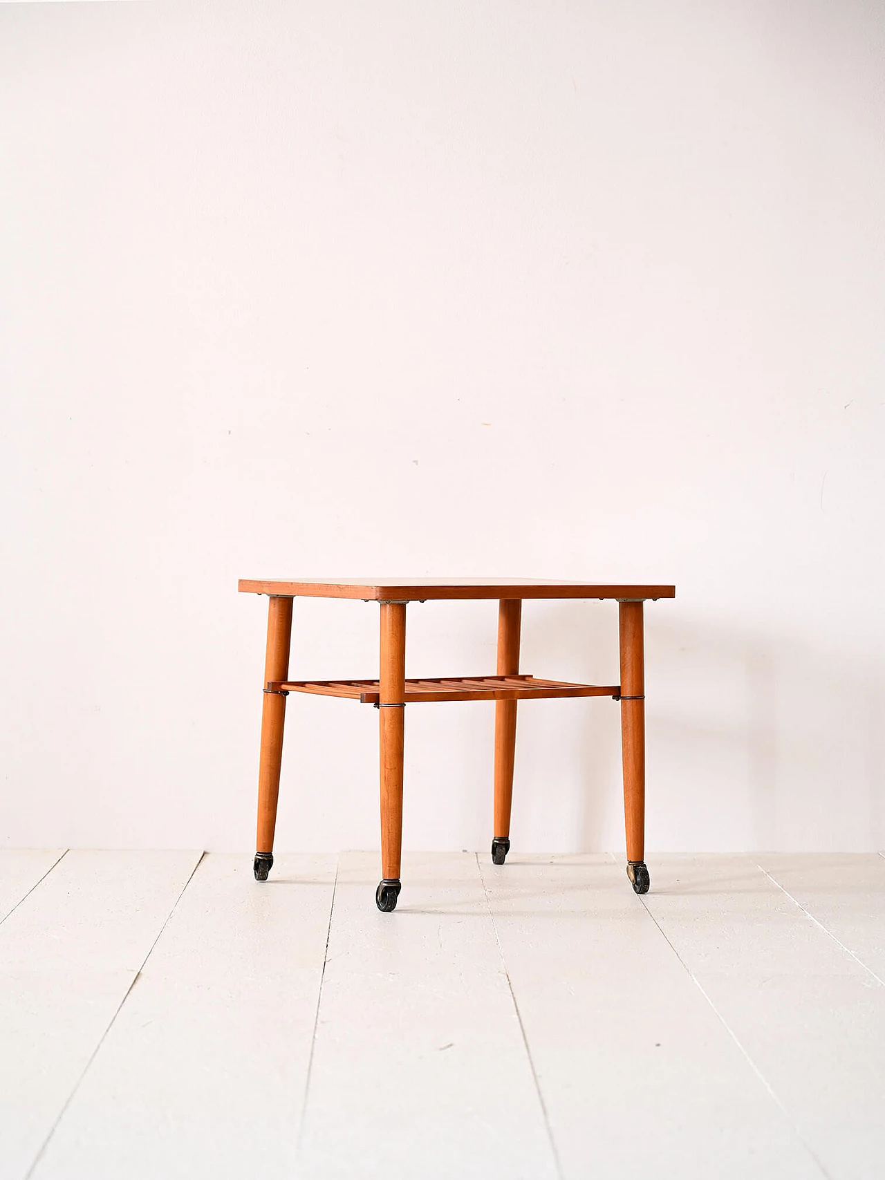 Tavolino scandinavo in teak con rotelle, anni '60 3