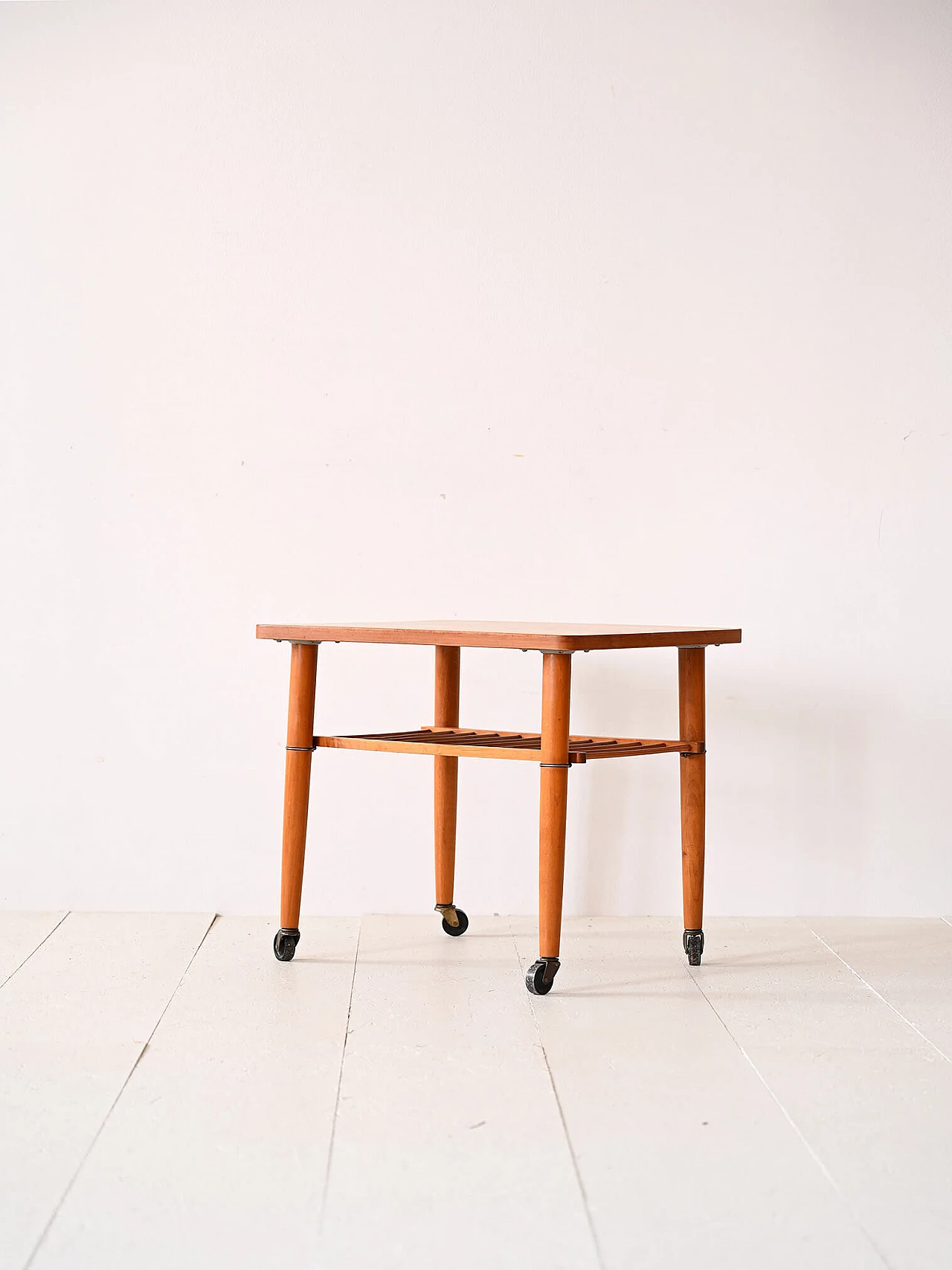 Tavolino scandinavo in teak con rotelle, anni '60 4