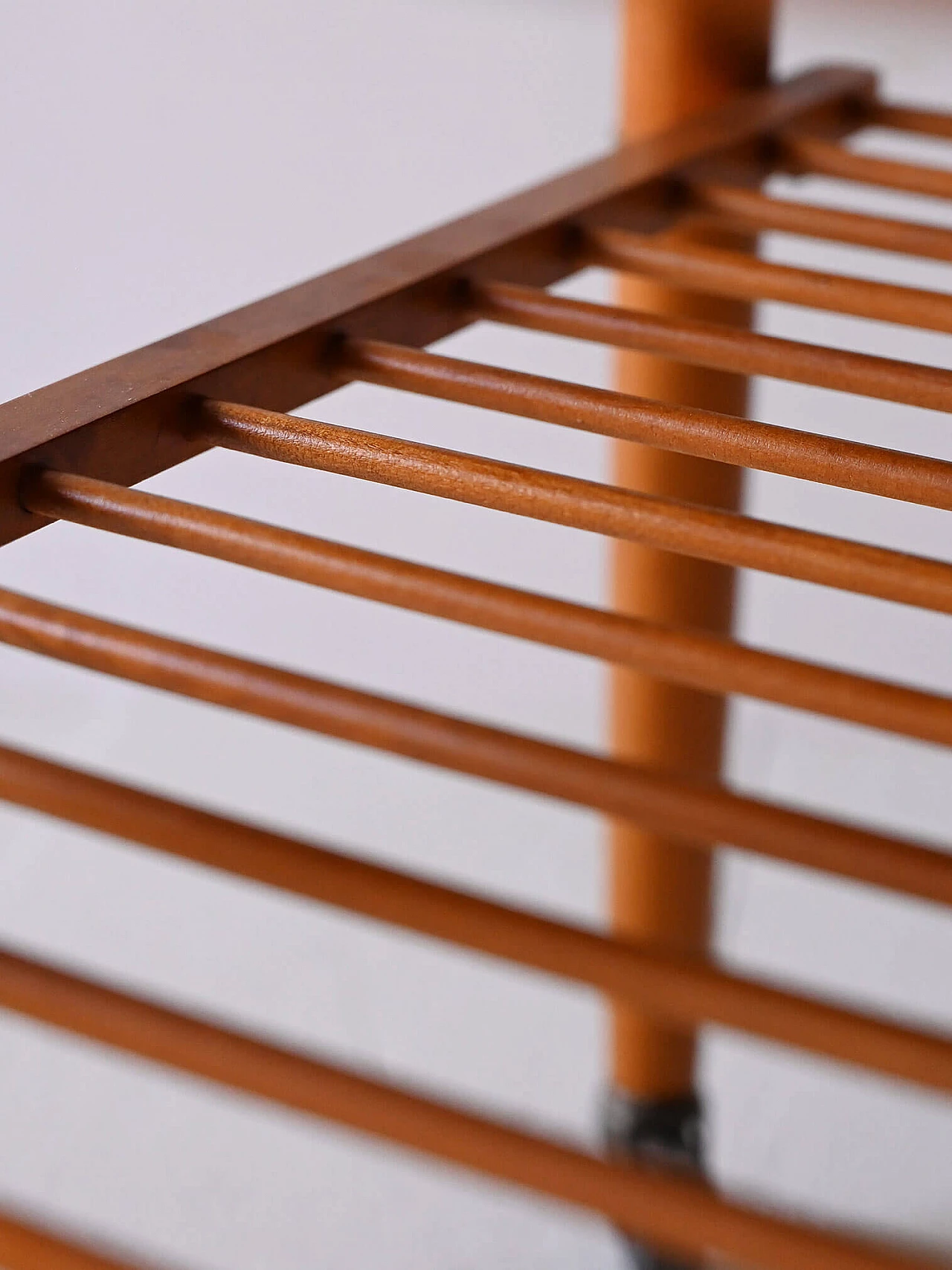 Tavolino scandinavo in teak con rotelle, anni '60 8