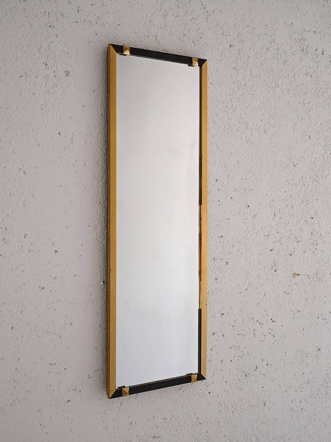 Specchio rettangolare con cornice in metallo dorato e nero, anni '50 1
