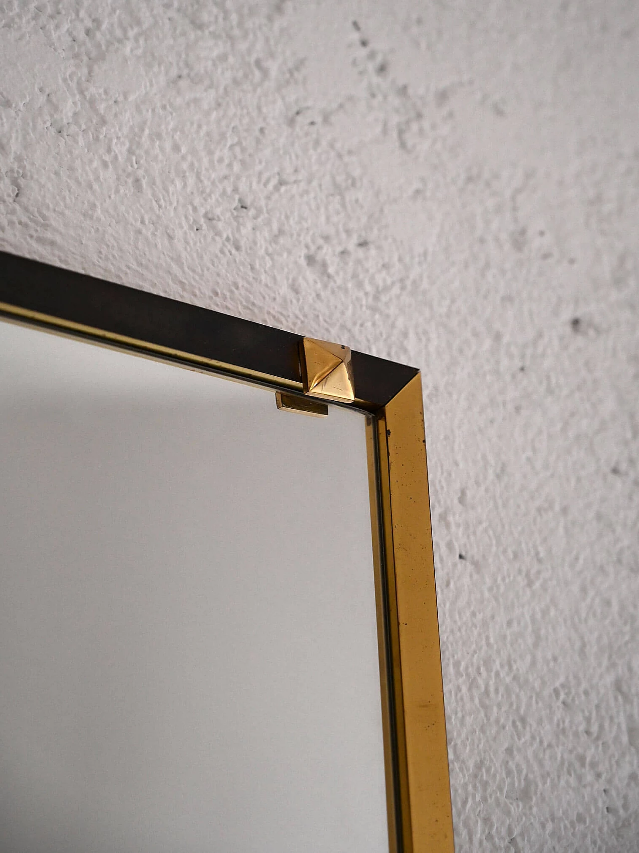 Specchio rettangolare con cornice in metallo dorato e nero, anni '50 2