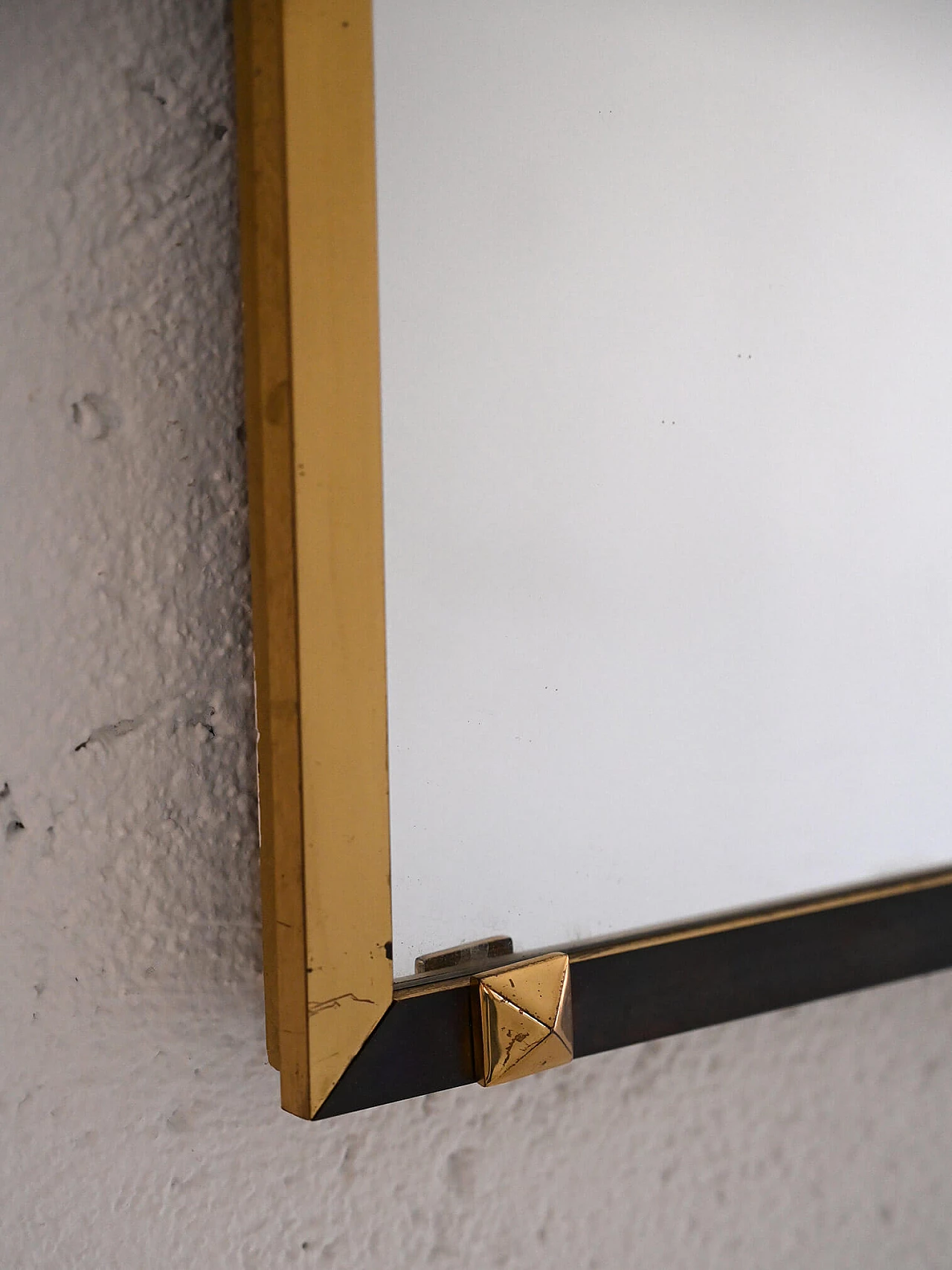 Specchio rettangolare con cornice in metallo dorato e nero, anni '50 4
