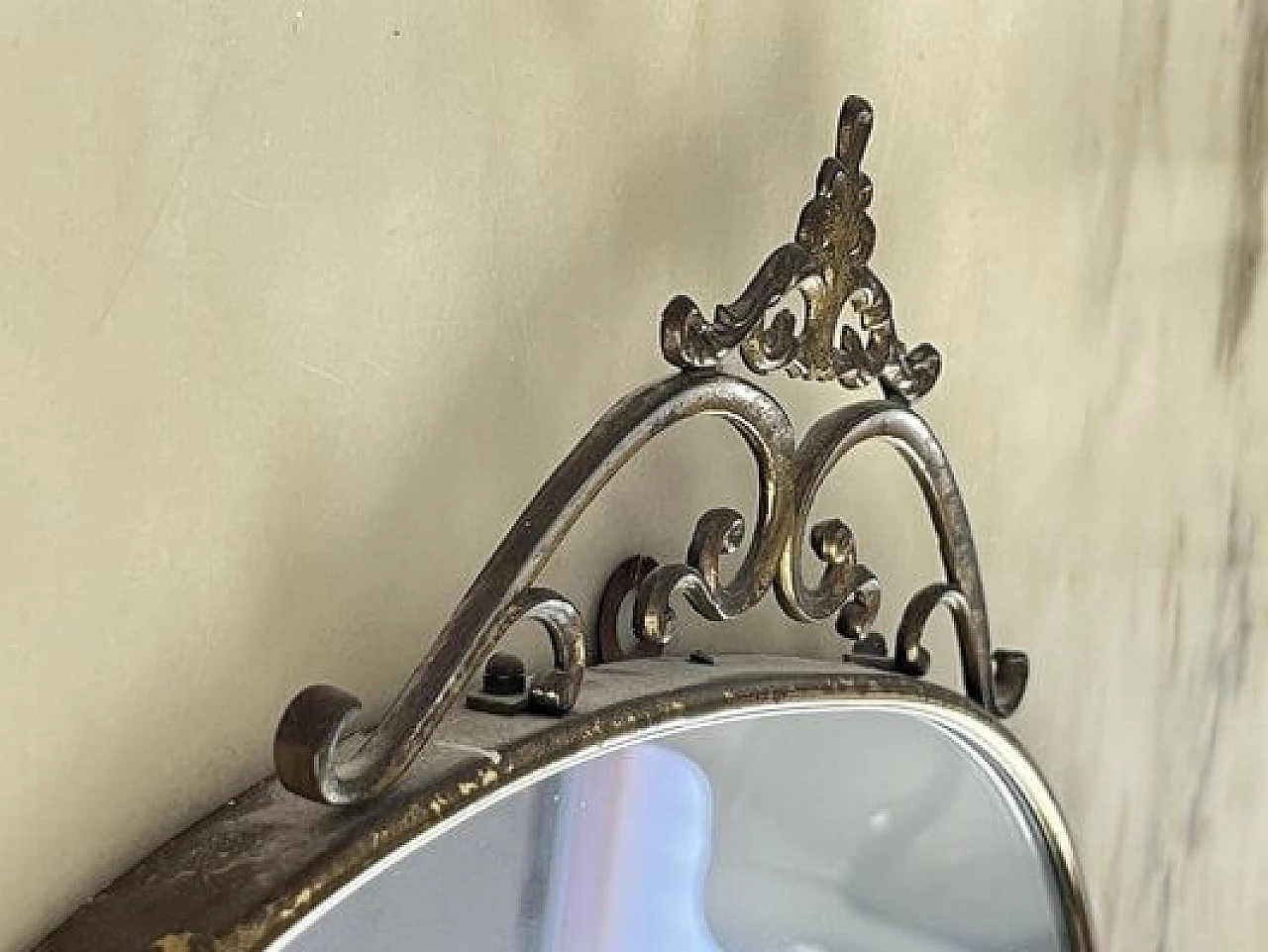 Specchio da parete con cornice in ottone, anni '60 9