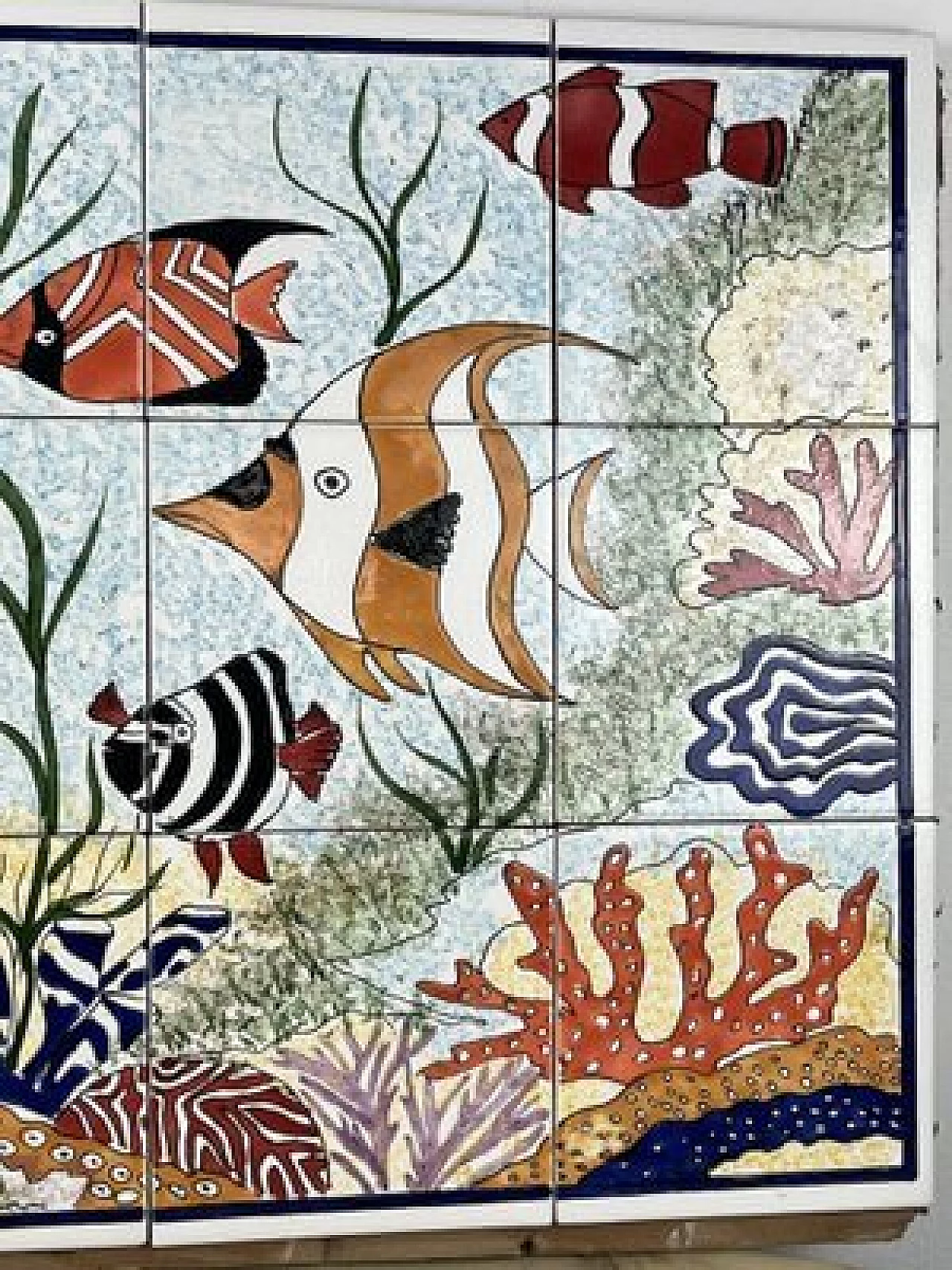 Pannello in ceramica decorata a mano con pesci, anni '80 2