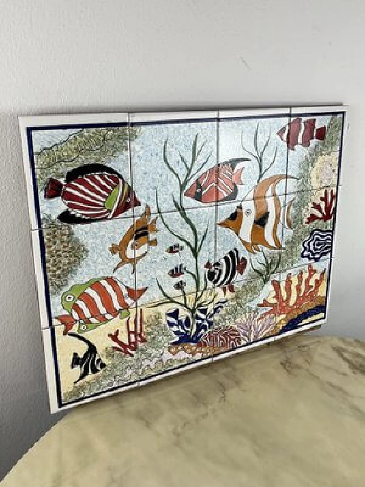 Pannello in ceramica decorata a mano con pesci, anni '80 3