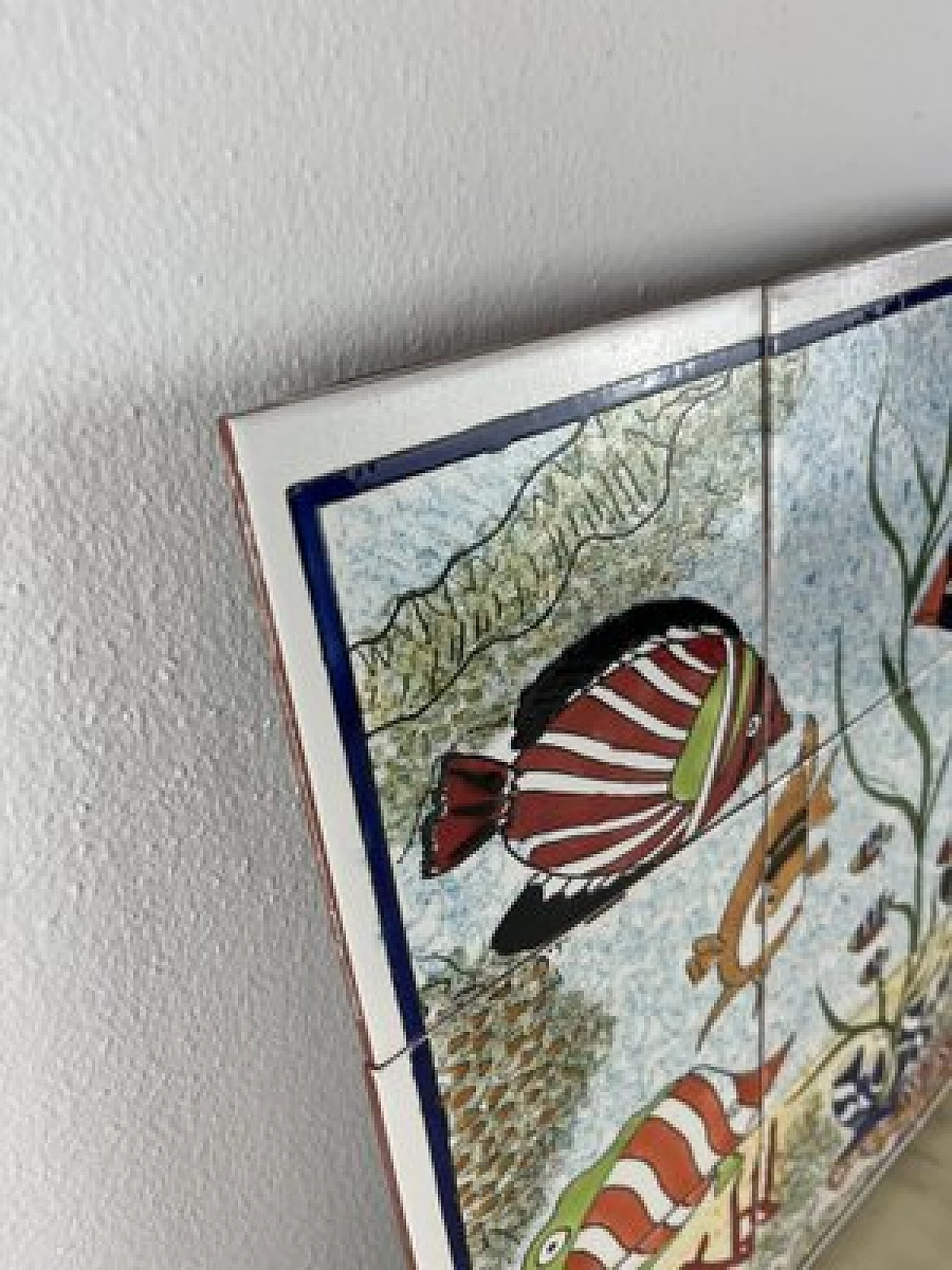 Pannello in ceramica decorata a mano con pesci, anni '80 4