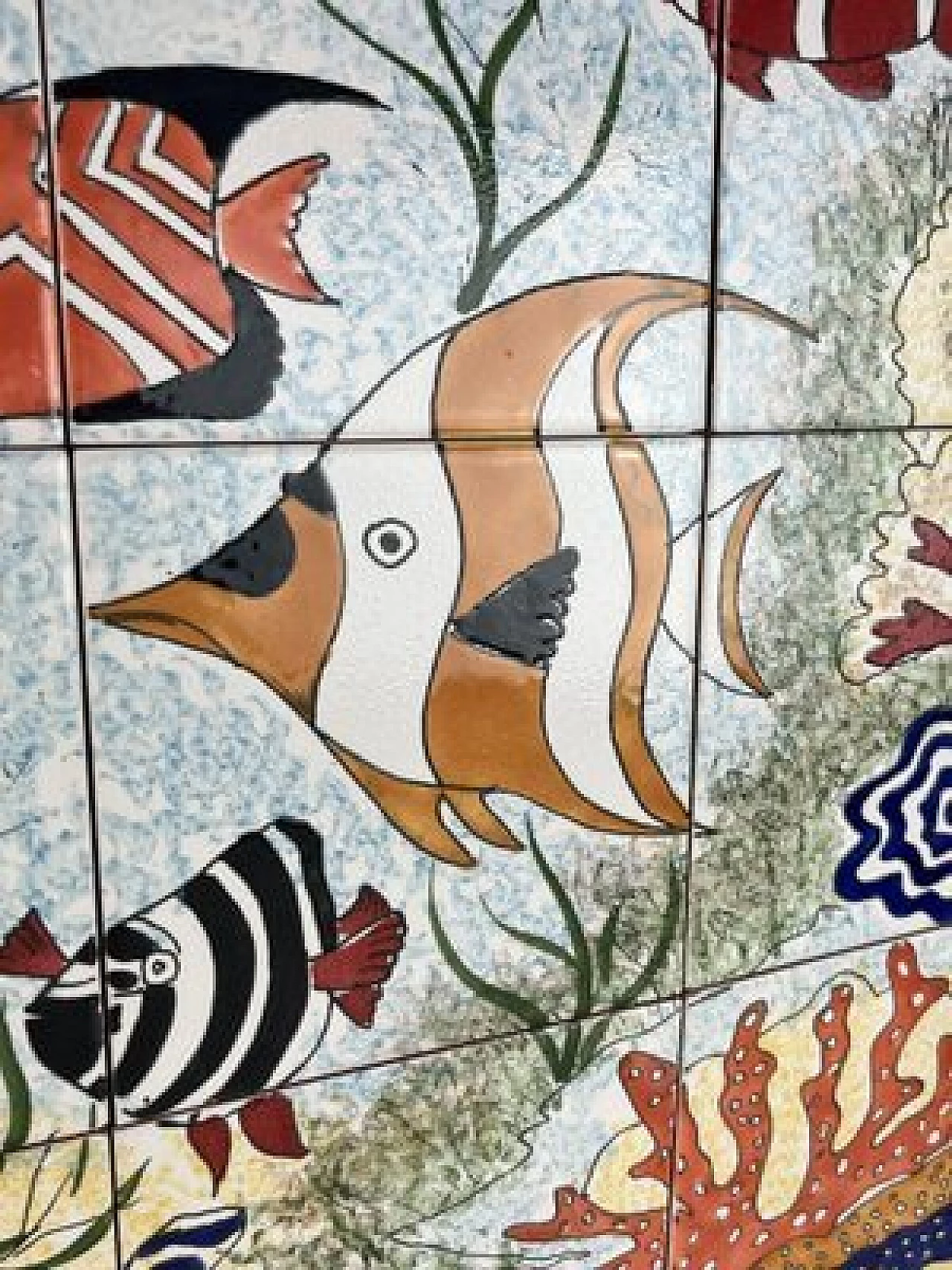 Pannello in ceramica decorata a mano con pesci, anni '80 5
