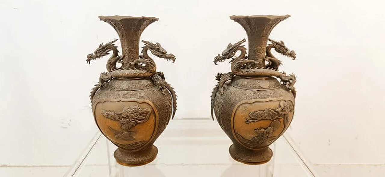 Coppia di vasi giapponesi in bronzo con draghi 1