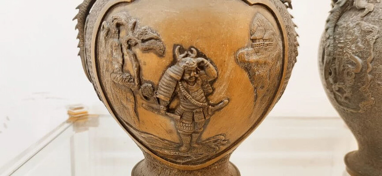 Coppia di vasi giapponesi in bronzo con draghi 2