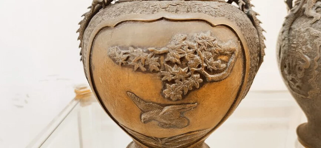 Coppia di vasi giapponesi in bronzo con draghi 3