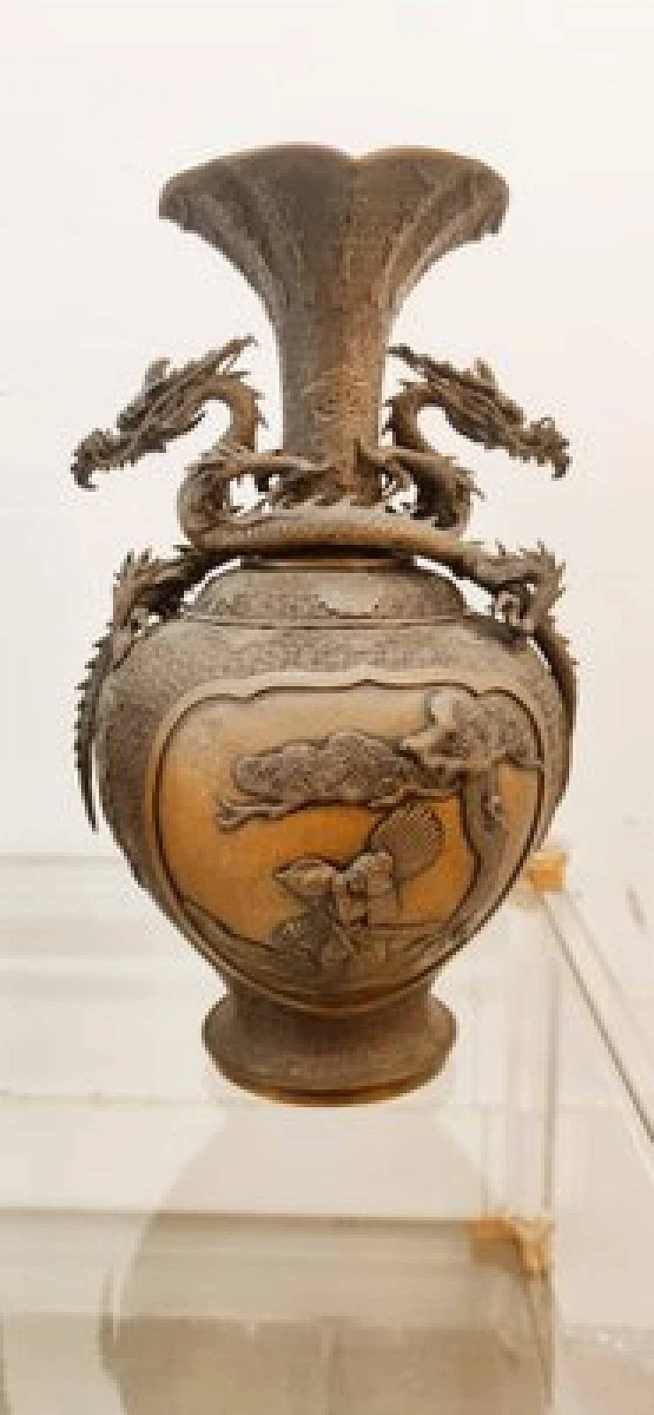 Coppia di vasi giapponesi in bronzo con draghi 4