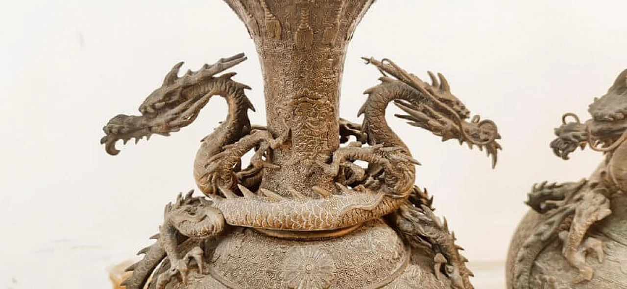 Coppia di vasi giapponesi in bronzo con draghi 6