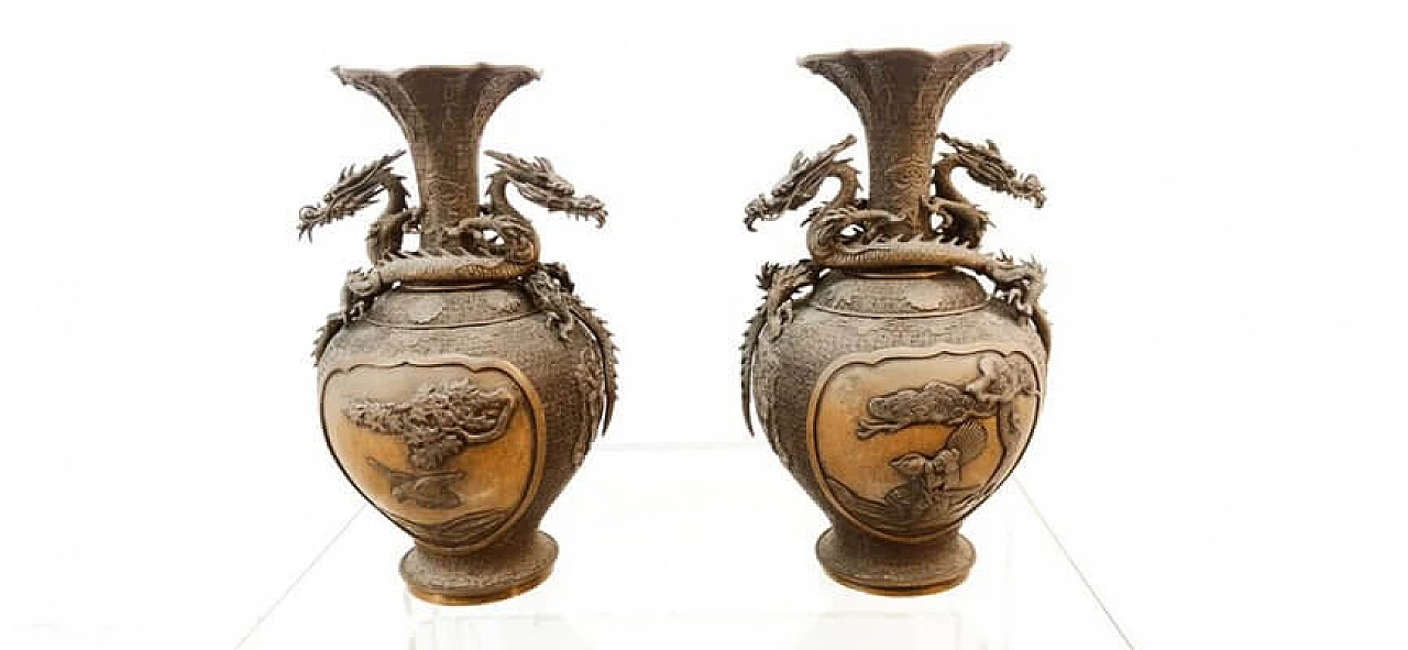 Coppia di vasi giapponesi in bronzo con draghi 7