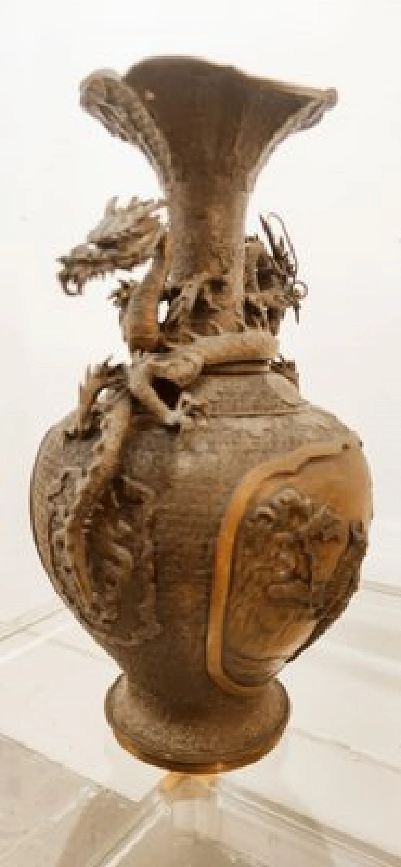 Coppia di vasi giapponesi in bronzo con draghi 9