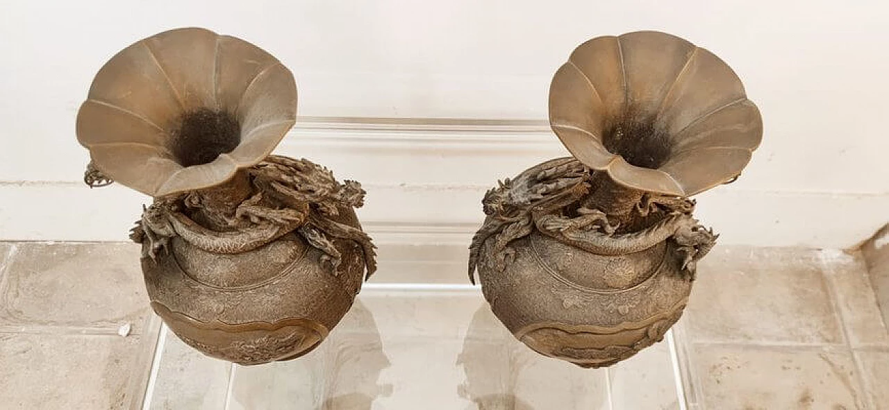 Coppia di vasi giapponesi in bronzo con draghi 11