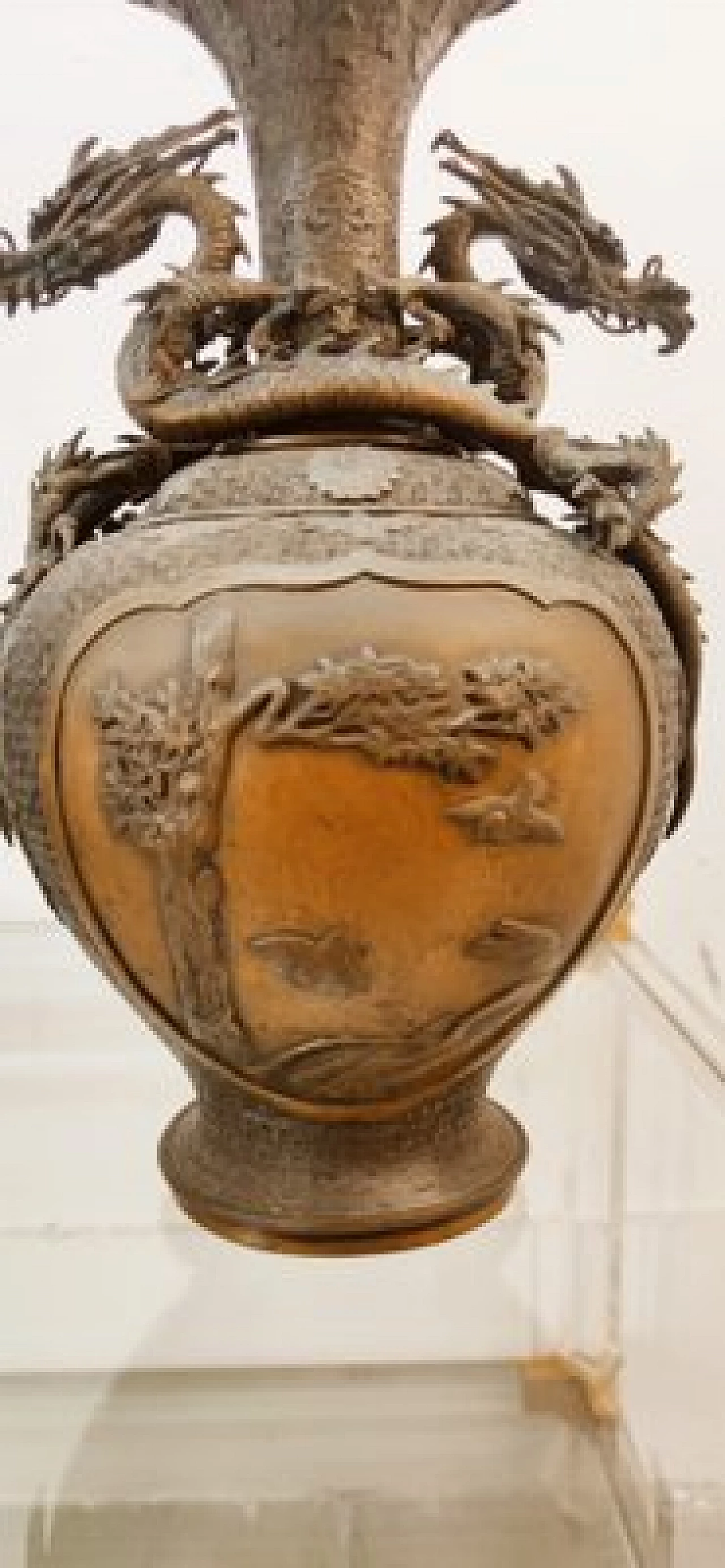 Coppia di vasi giapponesi in bronzo con draghi 12