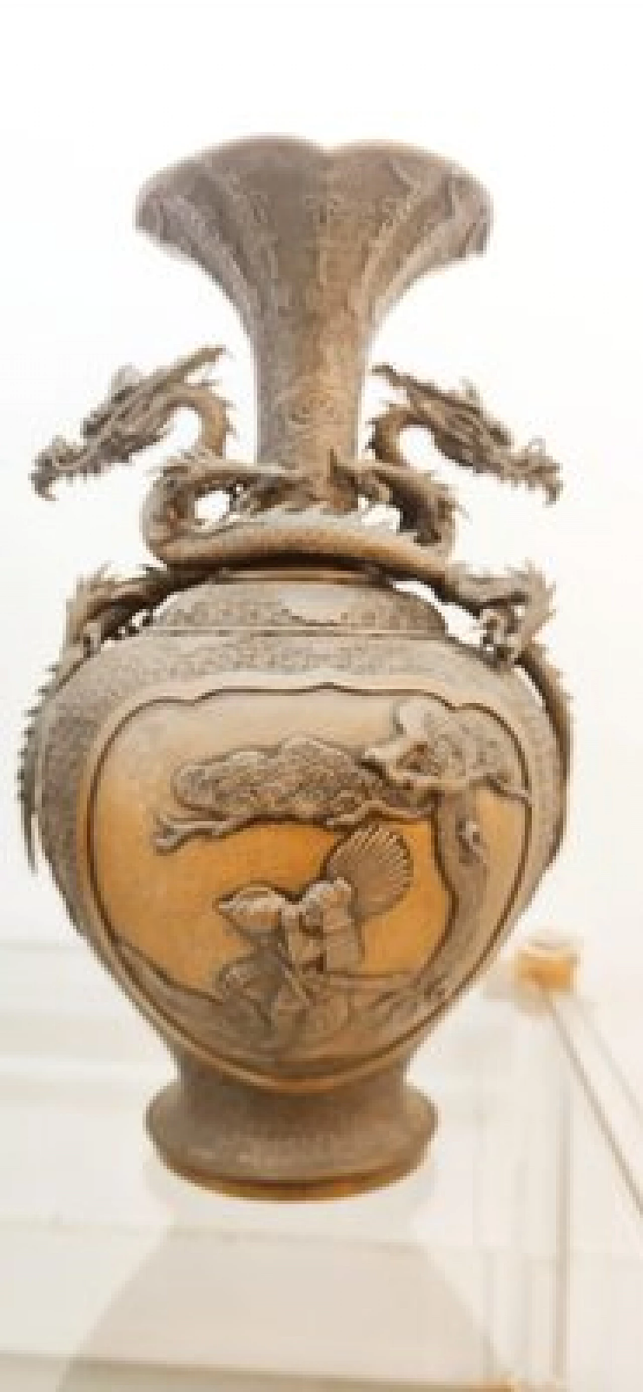 Coppia di vasi giapponesi in bronzo con draghi 13