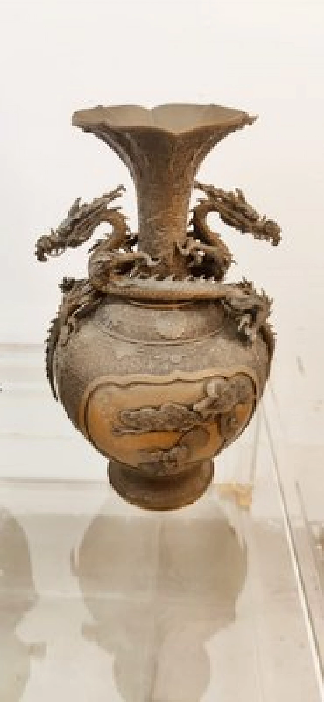 Coppia di vasi giapponesi in bronzo con draghi 18