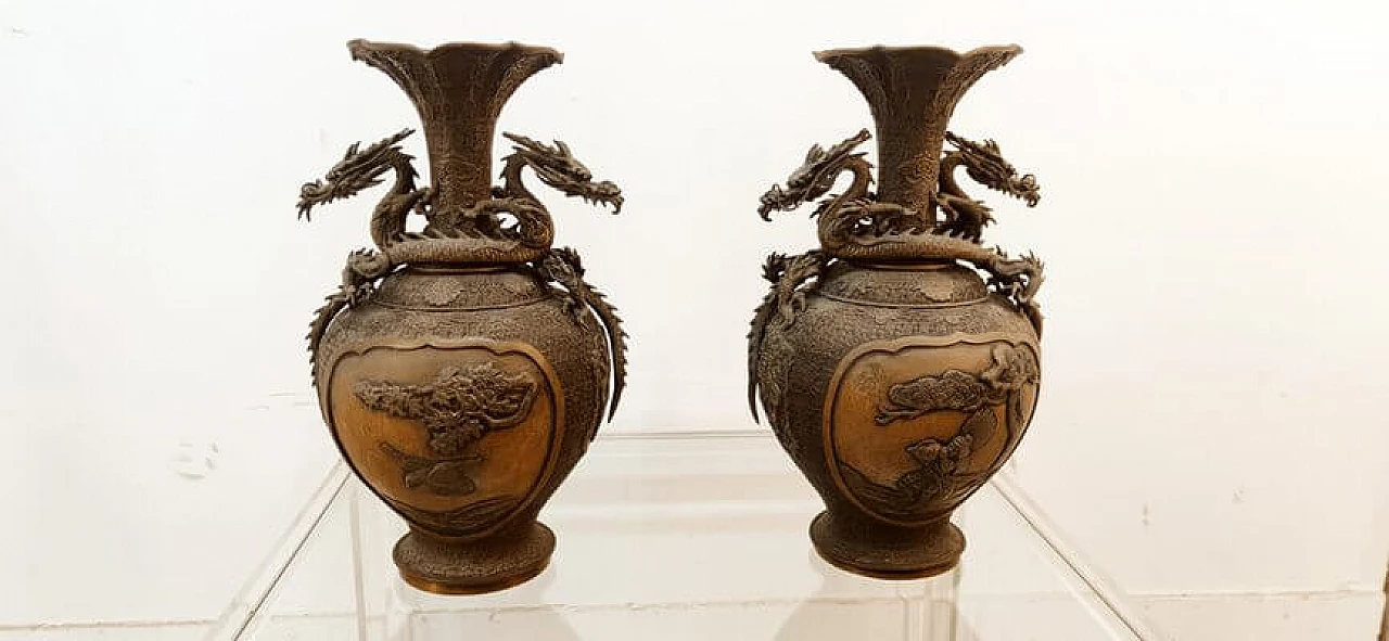 Coppia di vasi giapponesi in bronzo con draghi 19