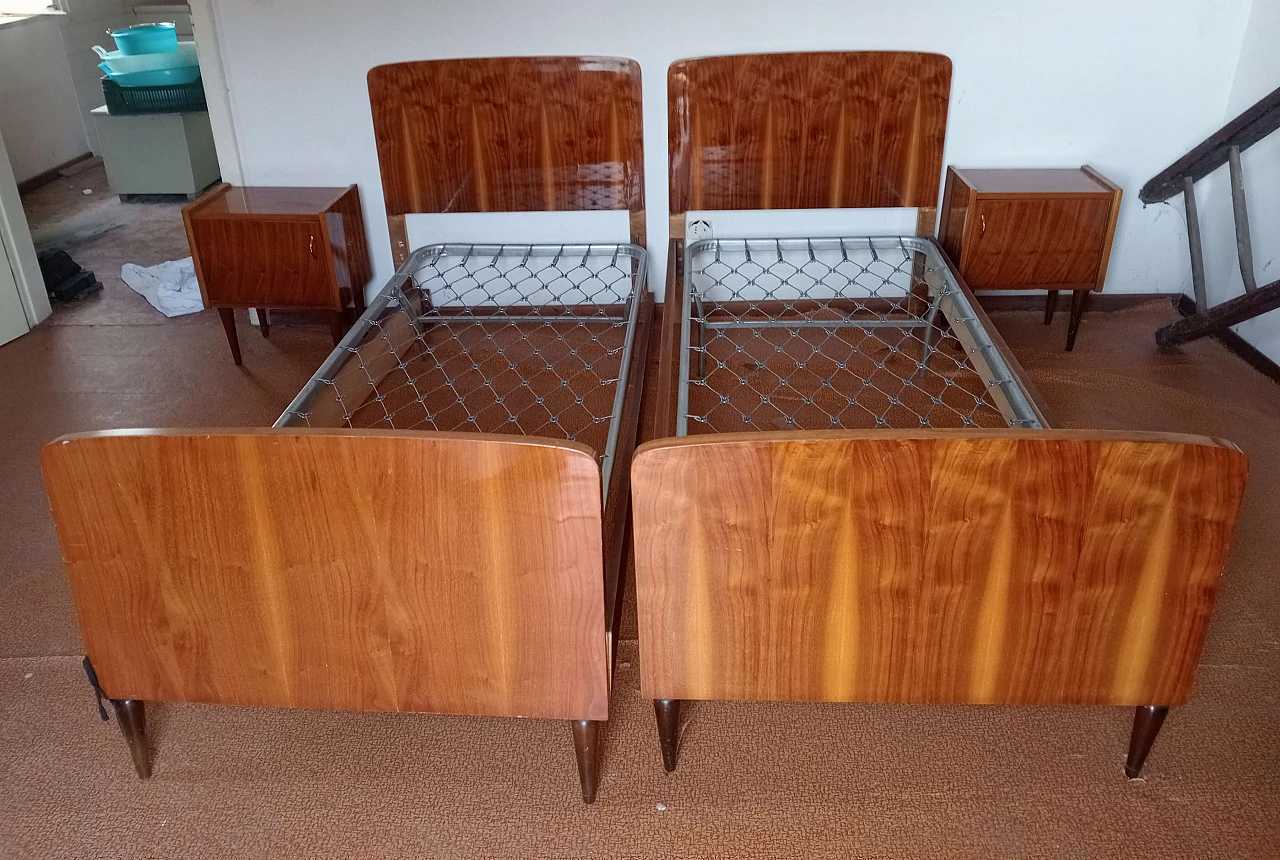 Coppia di letti singoli, coppia di comodini e armadio in legno impiallacciato, anni '50 7