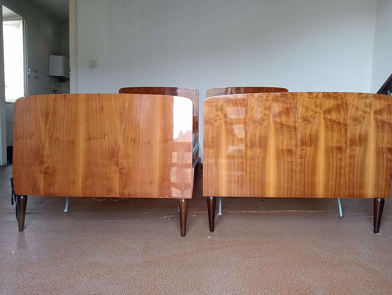 Coppia di letti singoli, coppia di comodini e armadio in legno impiallacciato, anni '50 9