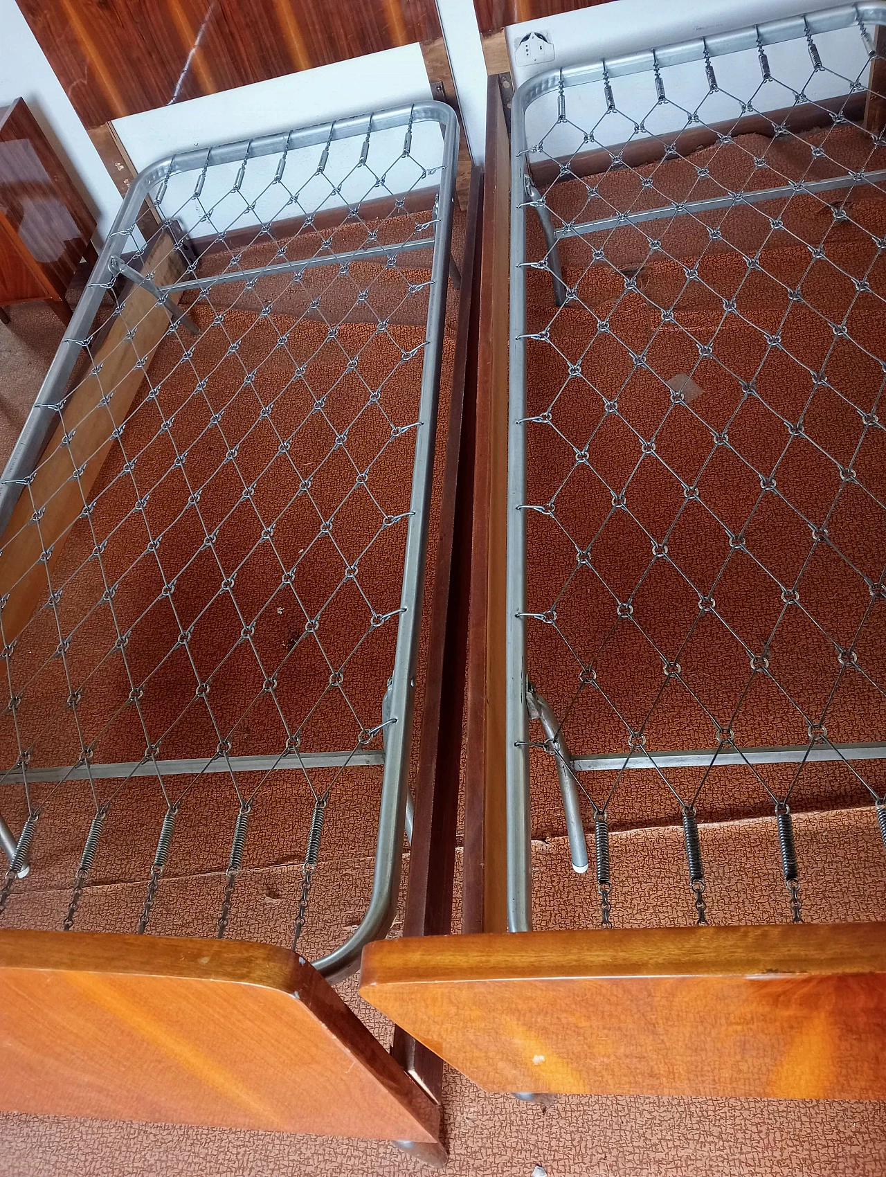 Coppia di letti singoli, coppia di comodini e armadio in legno impiallacciato, anni '50 11