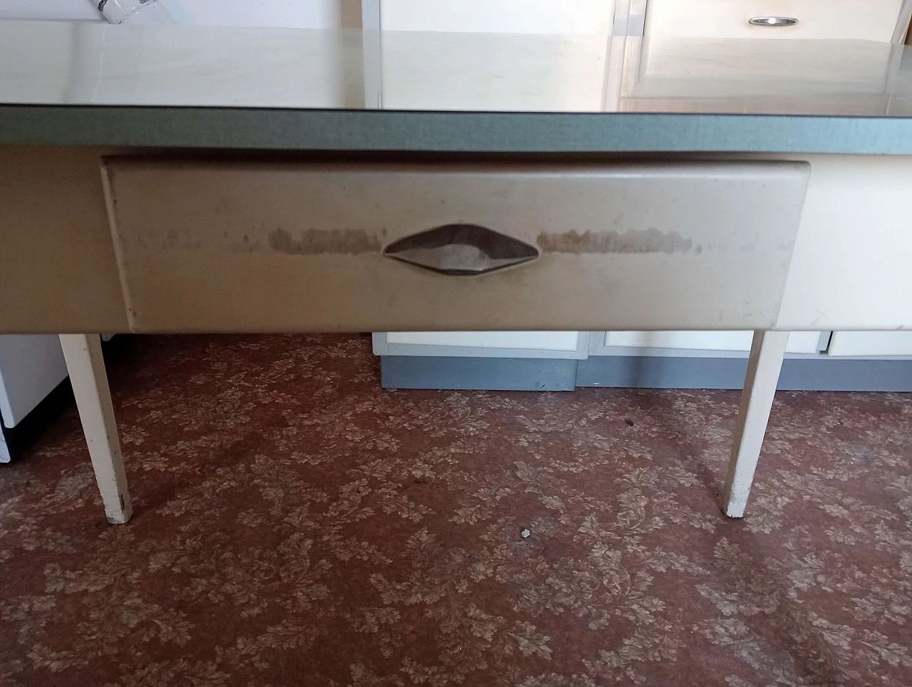 4 Sedie e tavolo in legno e formica, anni '60 5