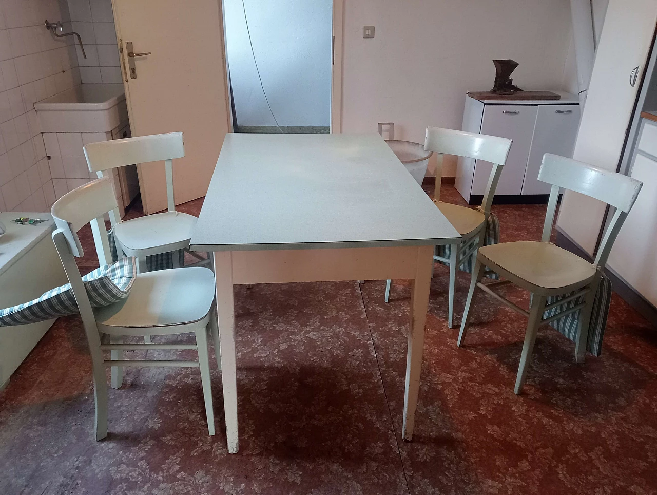 4 Sedie e tavolo in legno e formica, anni '60 8