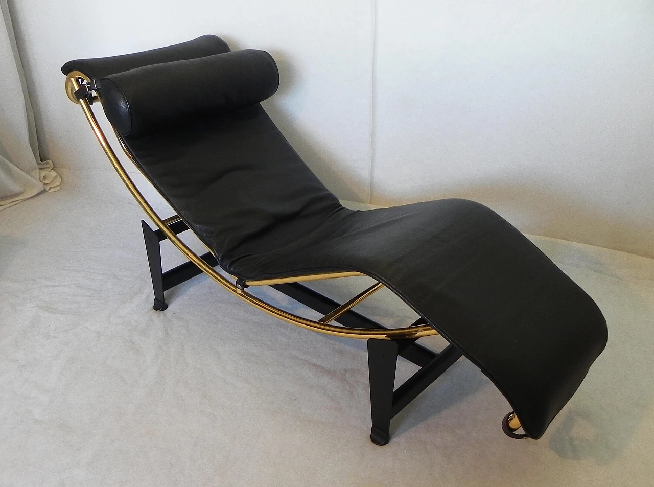 Chaise longue stile Bauhaus in metallo dorato e pelle, anni '80 3