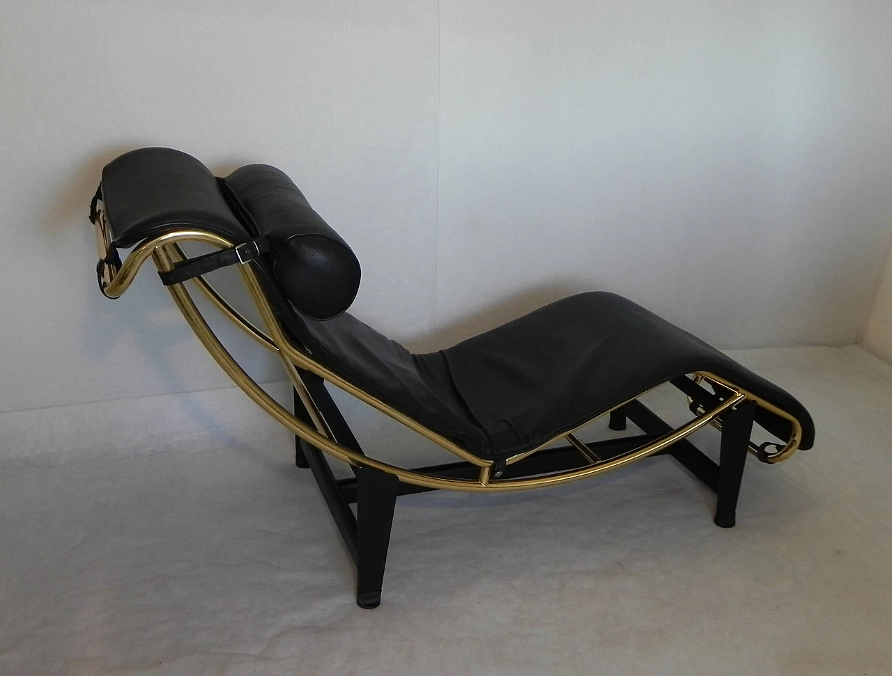 Chaise longue stile Bauhaus in metallo dorato e pelle, anni '80 11