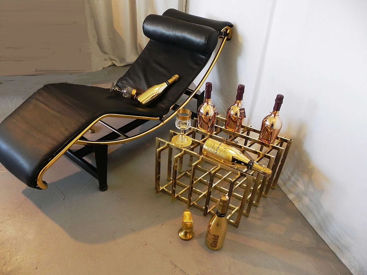 Bauhaus style gilded metal and leather chaise longue, 1980s 16