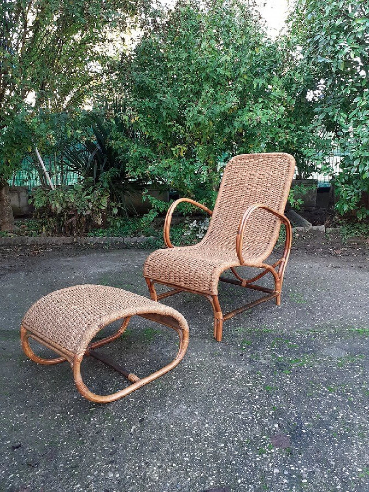 Poltrona con poggiapiedi in malacca e corda intrecciata con struttura in legno, anni '50 1