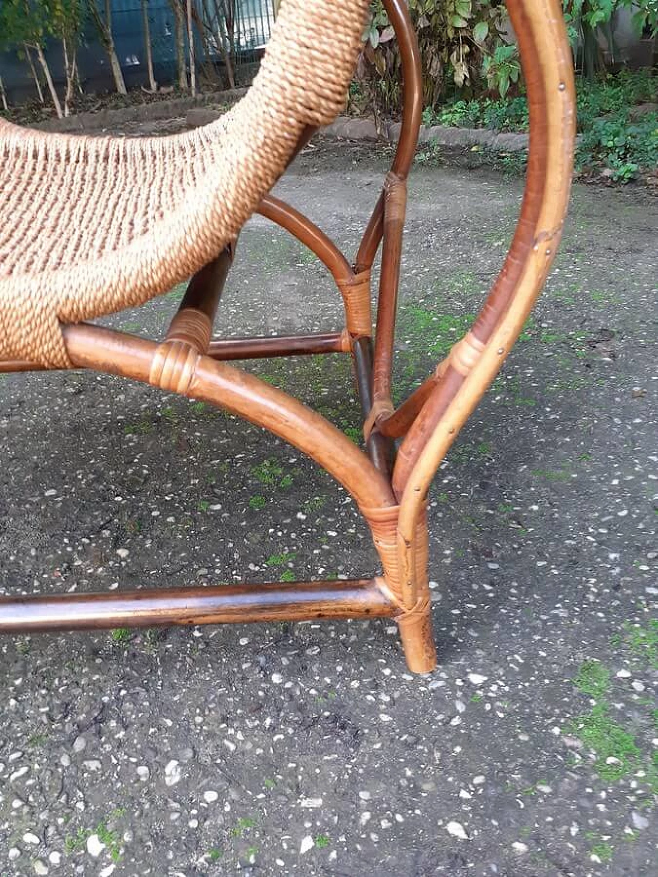 Poltrona con poggiapiedi in malacca e corda intrecciata con struttura in legno, anni '50 4