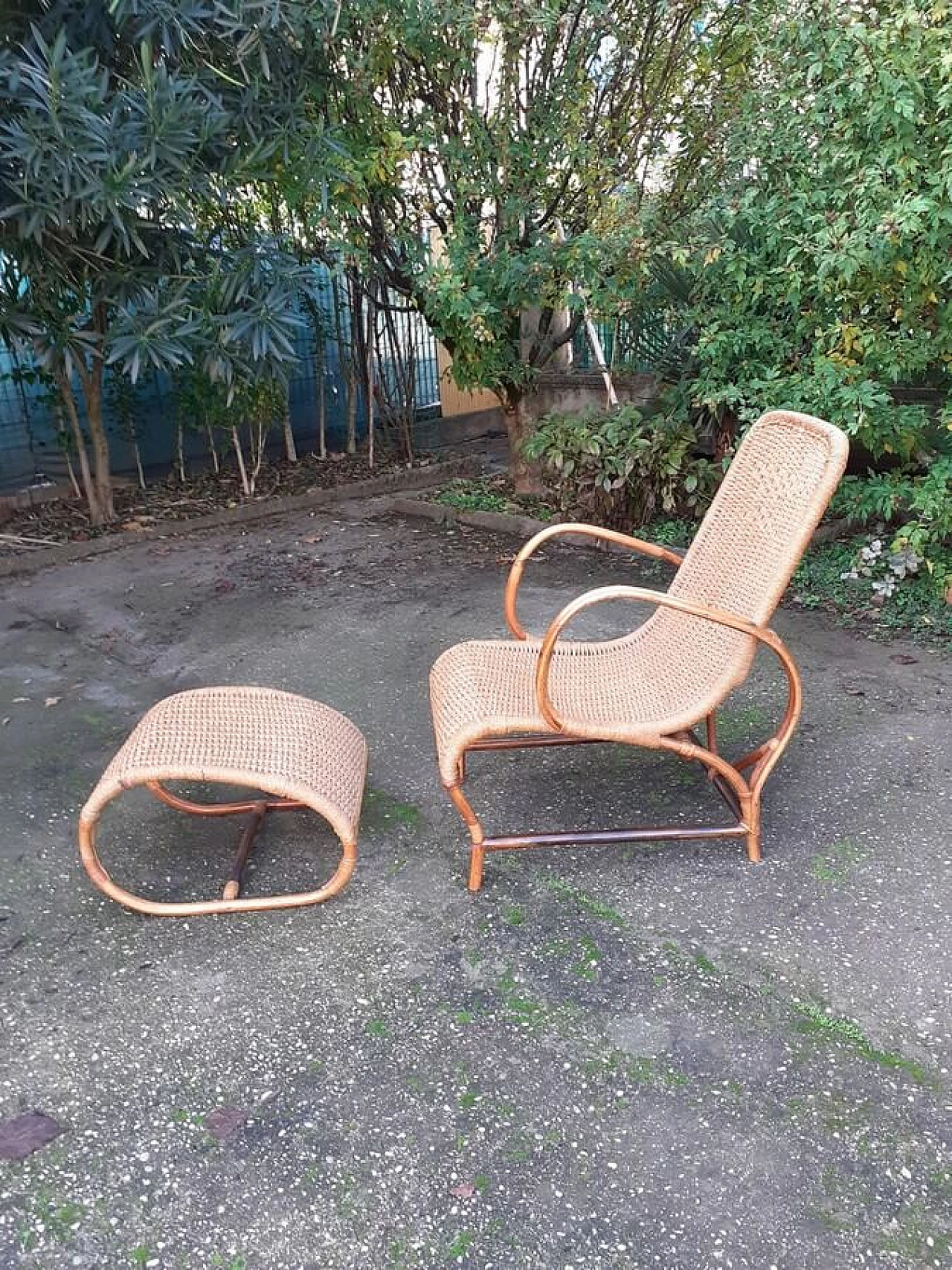 Poltrona con poggiapiedi in malacca e corda intrecciata con struttura in legno, anni '50 7