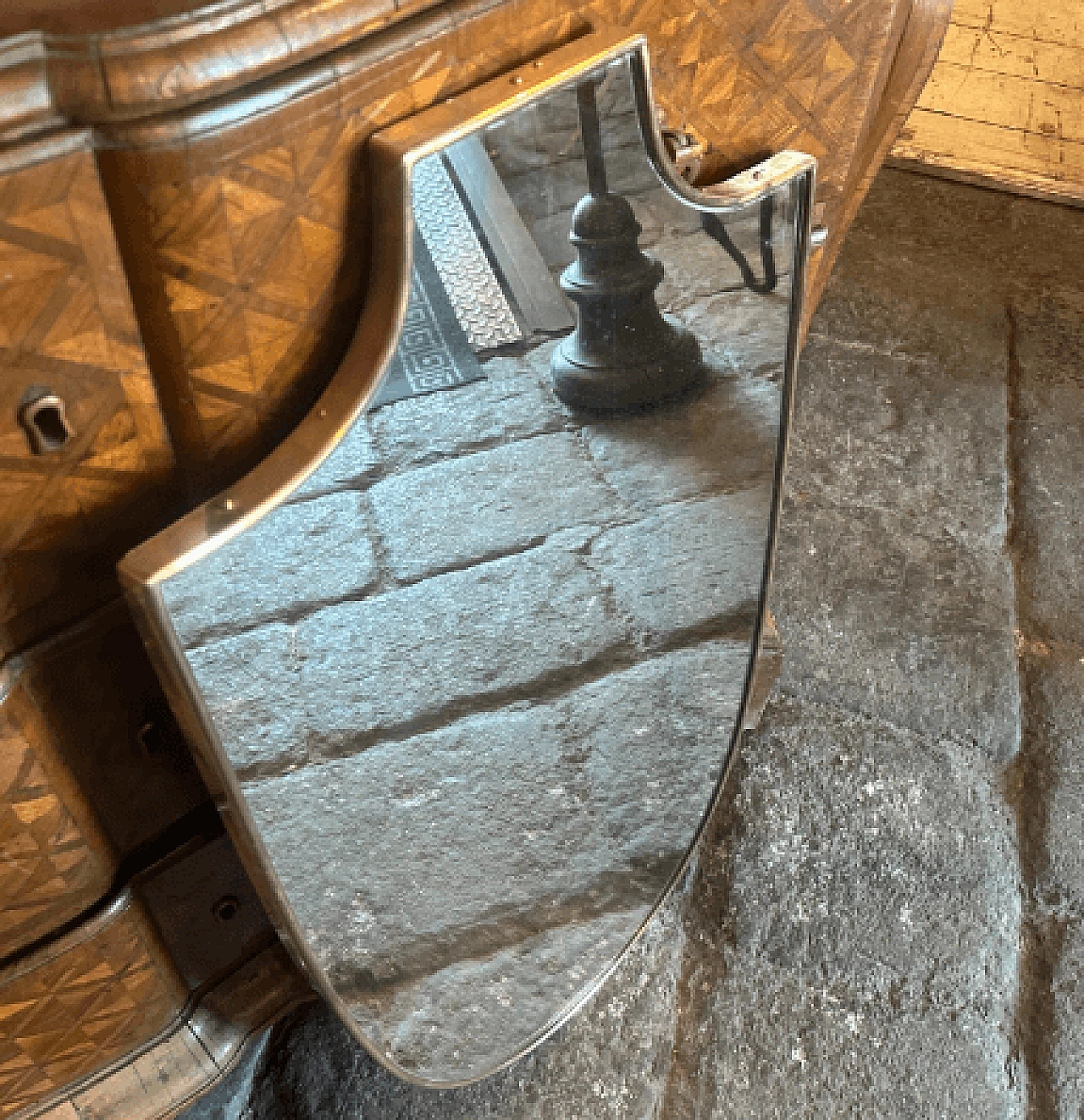 Specchio a scudo in ottone nello stile di Gio Ponti, anni '50 3