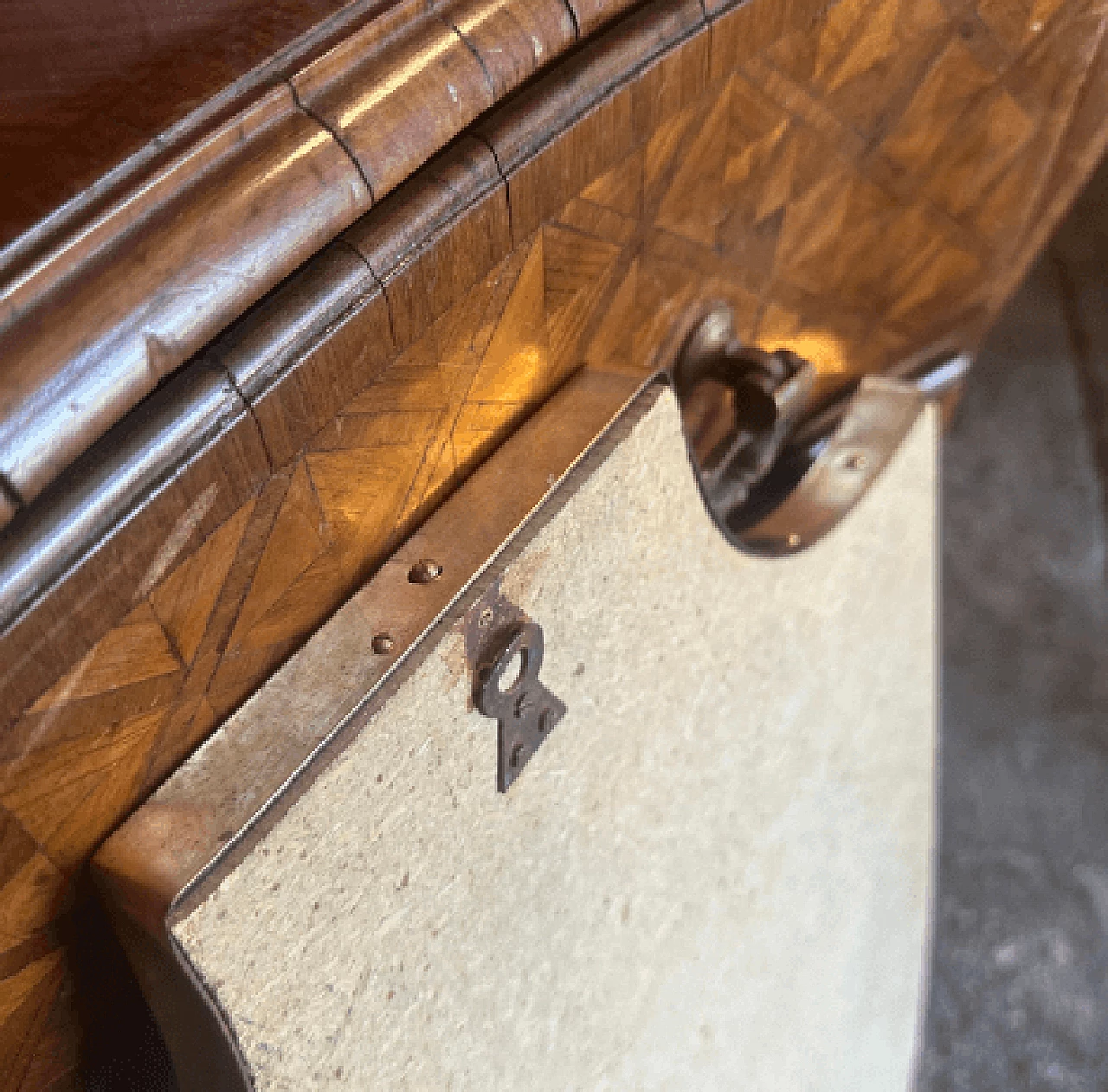 Specchio a scudo in ottone nello stile di Gio Ponti, anni '50 8